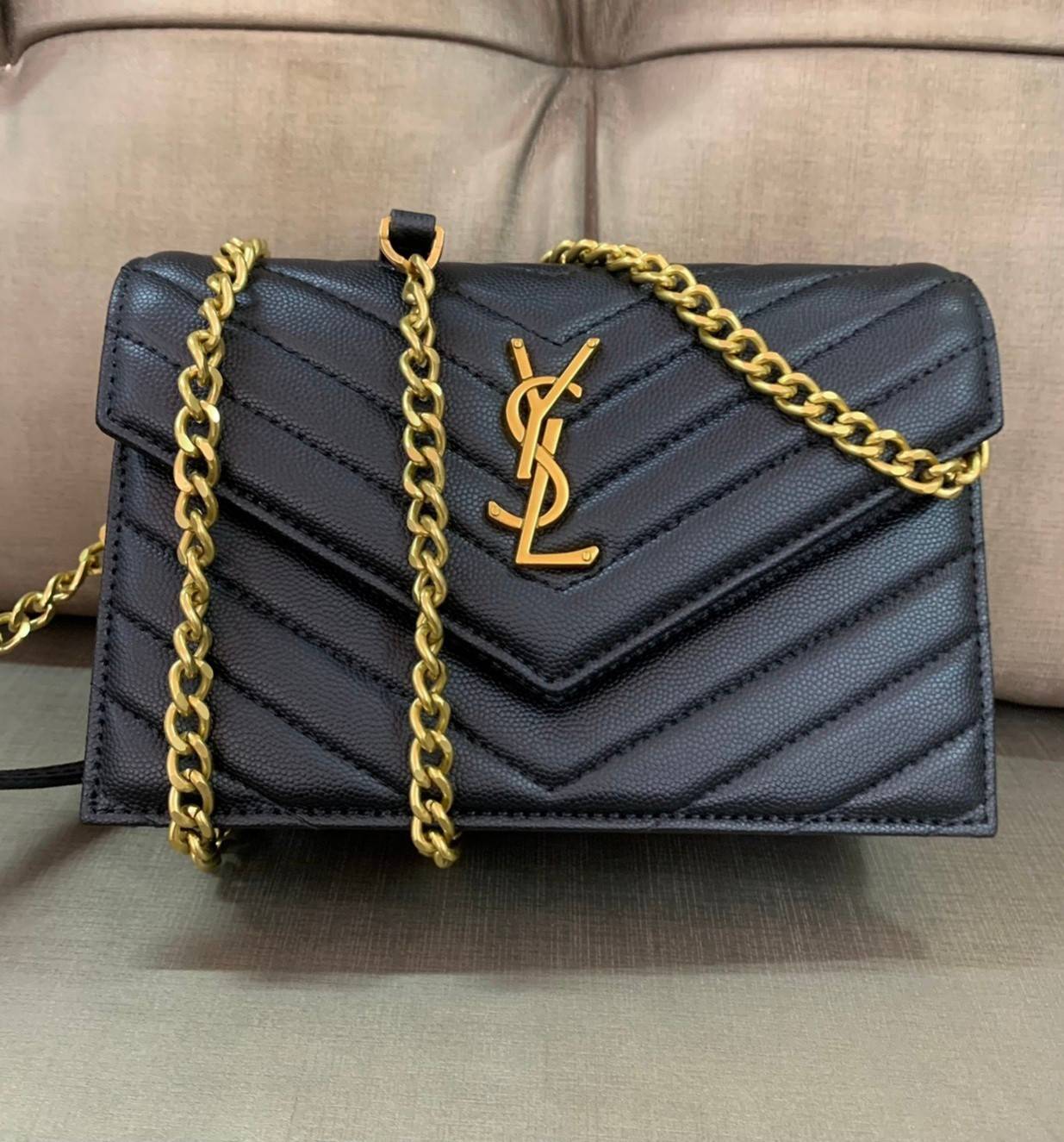 YSL Bag รุ่น Saint Laurent WOC VIP GIFT WITH PURCHASE (GWP) พรีเมี่ยมกิ๊ฟ Limited Edition จาก YSL รุ่นฮอตปรอทแตก วัสดุหนังแกะสังเคราะห์ หนังขึ้นรูปเงาสวย เป็นการดีไซน์กึ่งกระเป๋าสตางค์ ที่มาพร้อมสายสะพายยาว (เป็นสายโซ่ที่ต่อกับหนัง) สายถอดได้ (ปรับระดับไม