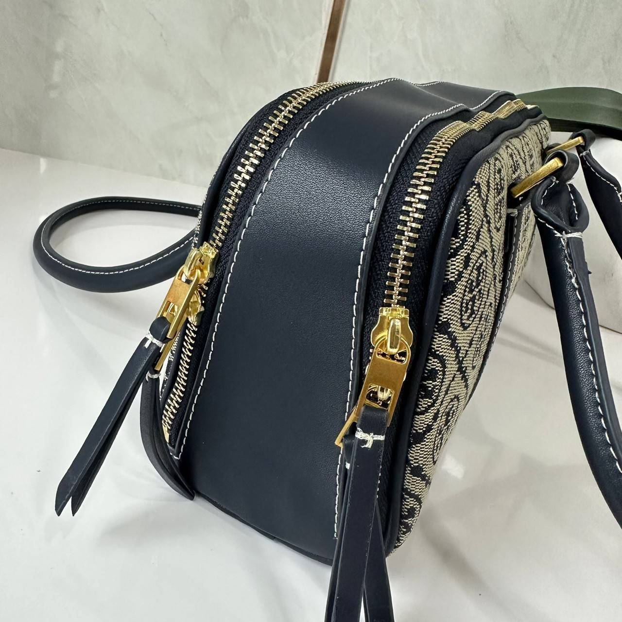 TORY BURCH Small T Monogram Marshmallow Satchel / Tory Burch tote handbag พร้อมส่ง 2 สี ใหม่ล่าสุด กระเป๋าสะพายไหล่ดีไซน์สุดทันสมัย ตัดเย็บสวยงาม ผ้า jacquard ตัดหนัง เปิด-ปิดแบบซิป มีช่องแบ่ง 2 ช่อง มีซิปลับด้านใน ใส่ของได้เยอะมากๆ ค่ะ