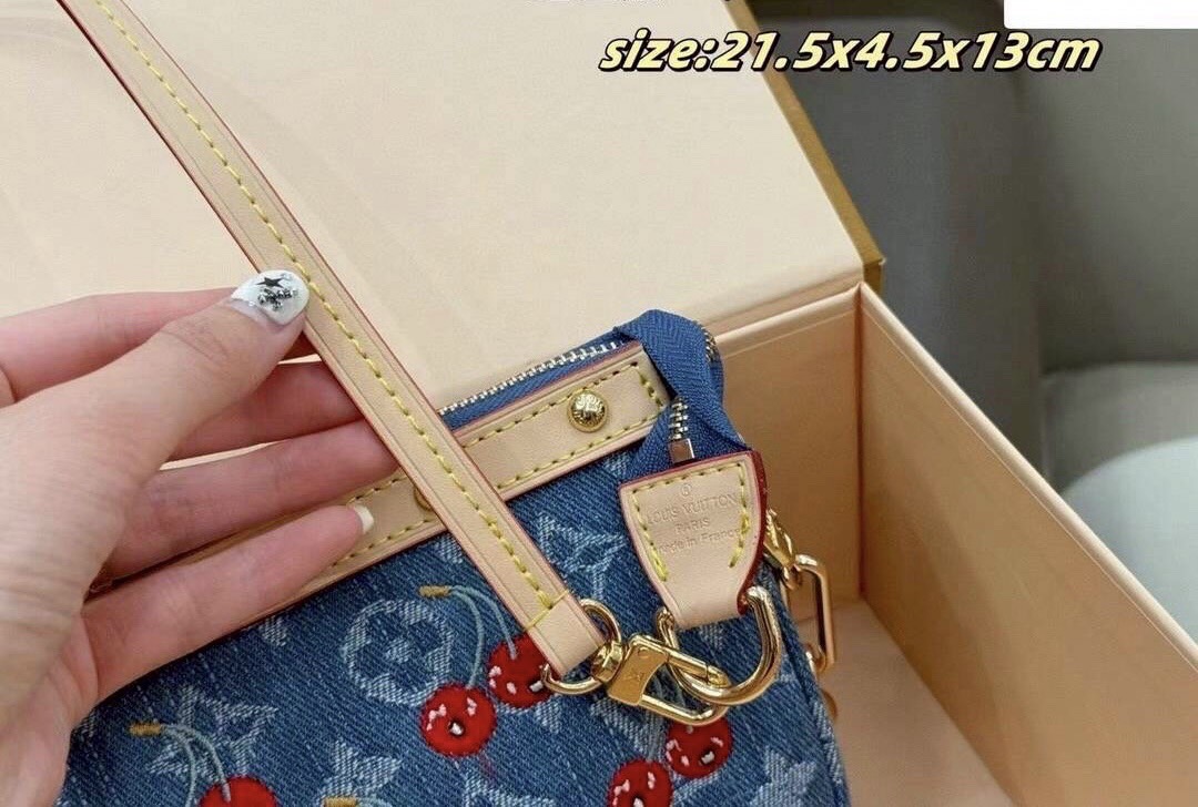 LV x TM Pochette Accessoires bag Monogram cherry denim 20cm กระเป๋าถือทรงพอชดีไซน์สวยอัพลุคไฮน์ ถือหรือคล้องไหล่ได้สวยและโดดเด่นมีชีวิตชีวา ด้วยเดนิมวินเทจปักลายเชอร์รี่สีสันสดใสสะดุดตาสะท้อนสไตล์ไอคอนิก