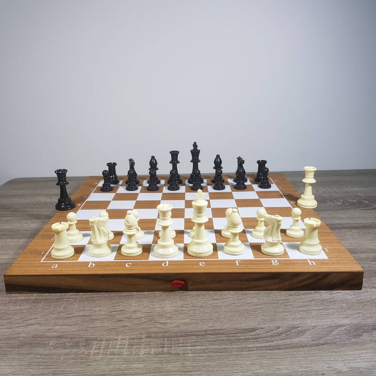 ชุุดหมากรุกสากลช่องสีขาวกระดานไม้พร้อมตัวหมากรุกสากลเรซิ่นมีน้ำหนัก