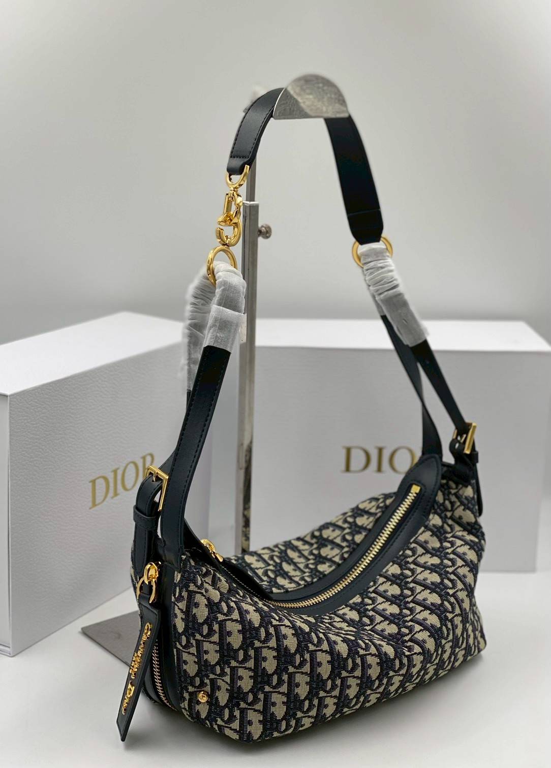 ORI หนังแท้ | DIOR D-Journey Bag กระเป๋าสะพายนิยามใหม่ดีไซน์ทันสมัย โดดเด่นด้วยรูปทรงโฮโบที่มาพร้อมกับดีไซน์ที่นุ่มนวลและทันสมัย พร้อมกับช่องใส่ของแบบติดซิป