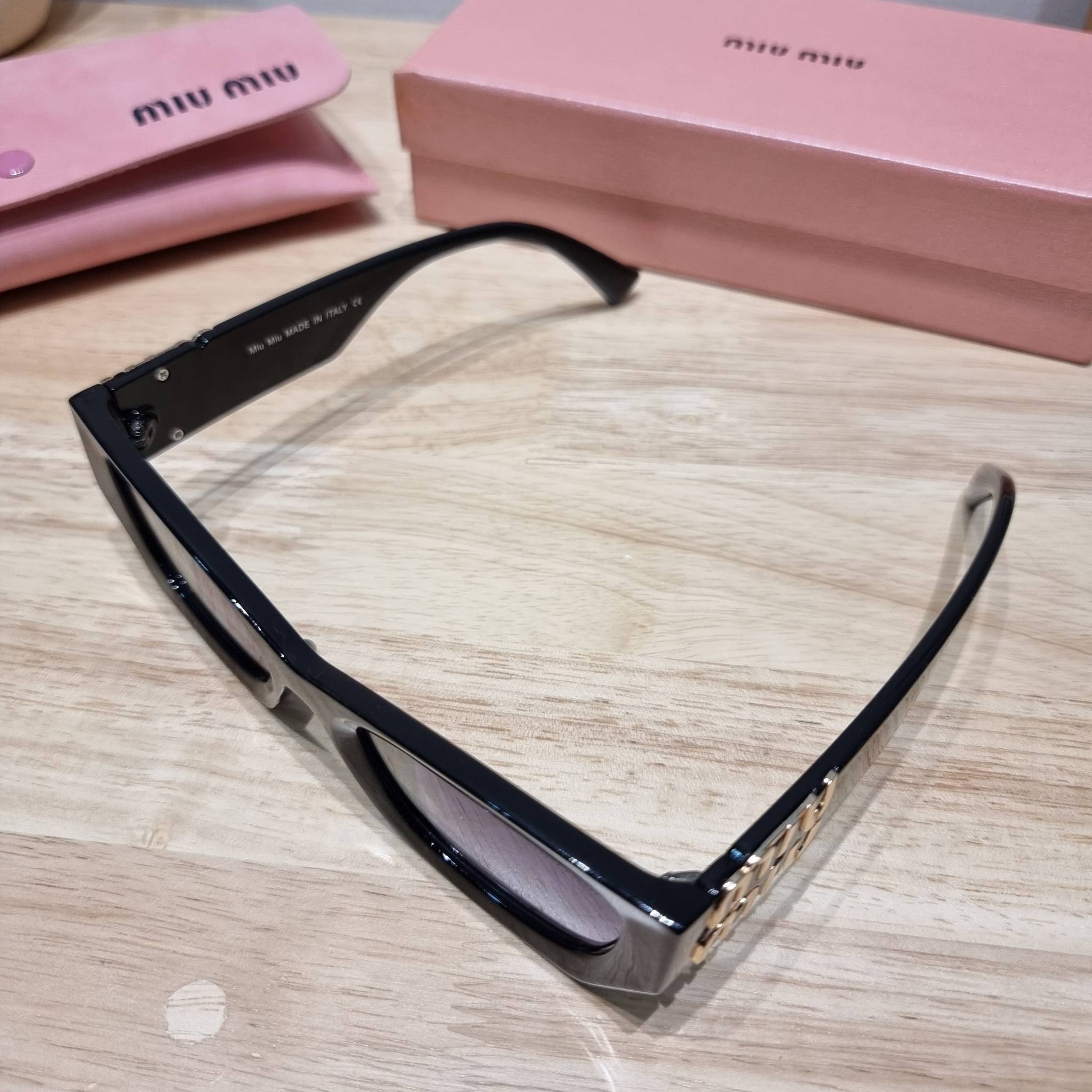 MIU MIU Sunglasses UV protection มาพร้อมอุปกรณ์ครบเซ็ท สวยปัง สวยตะโกน มีพกติดตัวไว้ไม่ตกเทรนด์ ใส่เสริมโหงวเฮ้ง ดูผู้ดี ใช้ได้ทุกโอกาส ทุกสถานการณ์ ใส่ที่บ้านถนอมสายตา ใส่ออกข้างนอกกันแดด กันลม กันฝุ่นก็มั่น ก็เลิศทั้งหมด