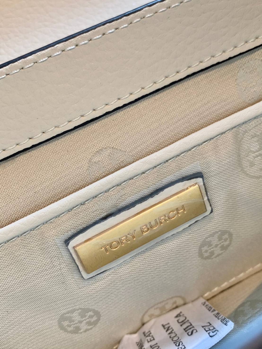 TORY BURCH BRLTTEN SMALL SADDLE BAG / Tory Burch Britten Flap Shoulder Bag กระเป๋าสะพายข้าง วัสดุหนังแกะแท้ ด้านหน้าประดับโลโก้แบรนด์ เปิด-ปิดกระเป๋าแบบกระดุมแป็กแม่เหล็กแน่นหนา ภายในมีช่องหลัก ใส่กระเป๋าเงินใบกลาง มือถือได้ทุกรุ่น มีช่องแยกใส่ของจุกจิกอี