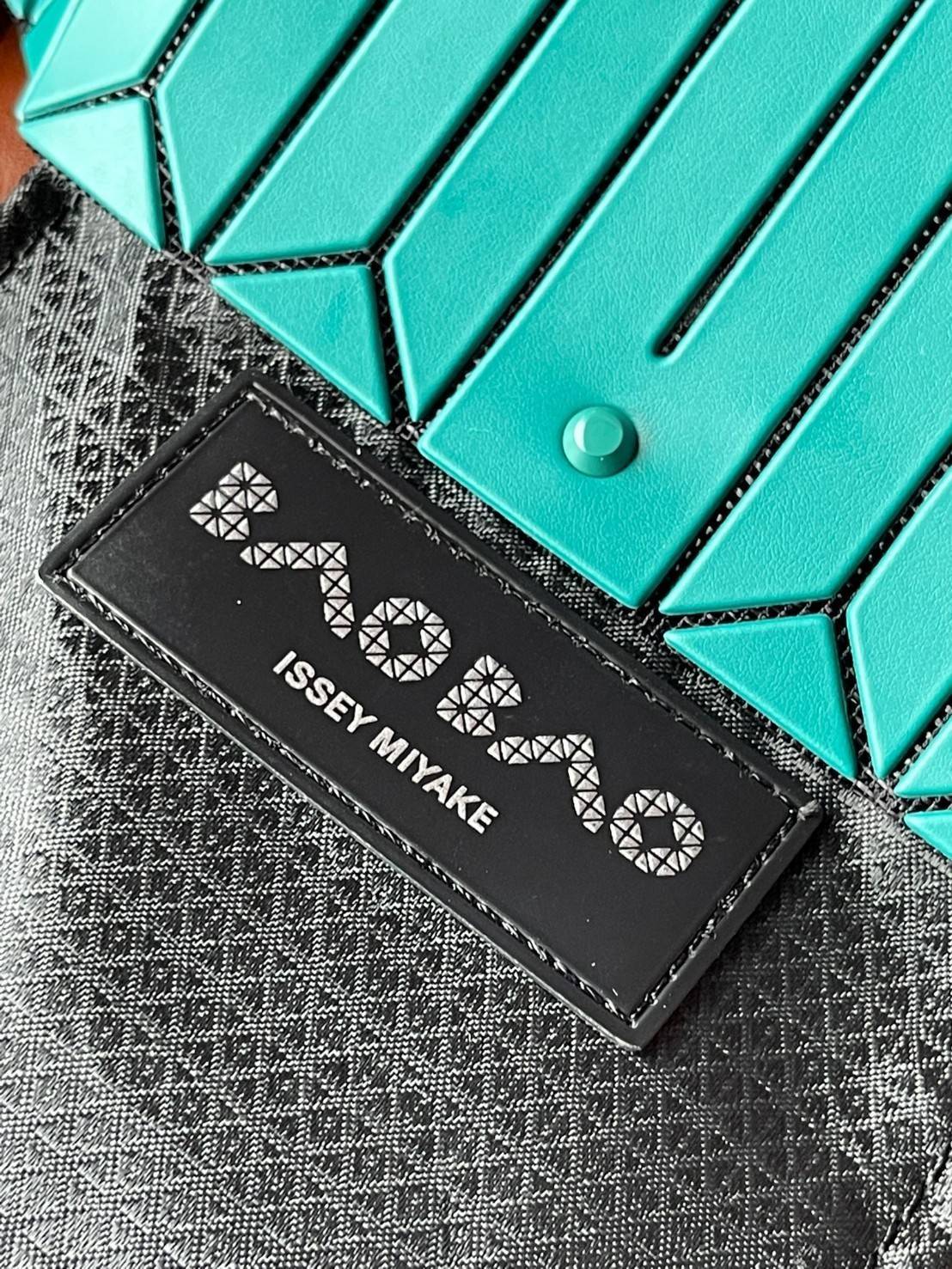 Large : Baobao Issey Miyake Large Bucket กระเป๋าบัคเก็ตขนาดใหญ่สามารถใช้ใส่ร่มพับได้หรือขวดน้ำขนาดเล็กได้ ซีรีย์ใหม่นี้มีจุดเด่นที่แผ่นรูปทรงสี่เหลี่ยมด้านขนานในแนวตั้ง เกิดเป็นรูปทรงสามมิติซึ่งแตกต่างไปจากรูปทรงที่เกิดขึ้นจากแผ่นสามเหลี่ยม หูหิ้วสามารถขย