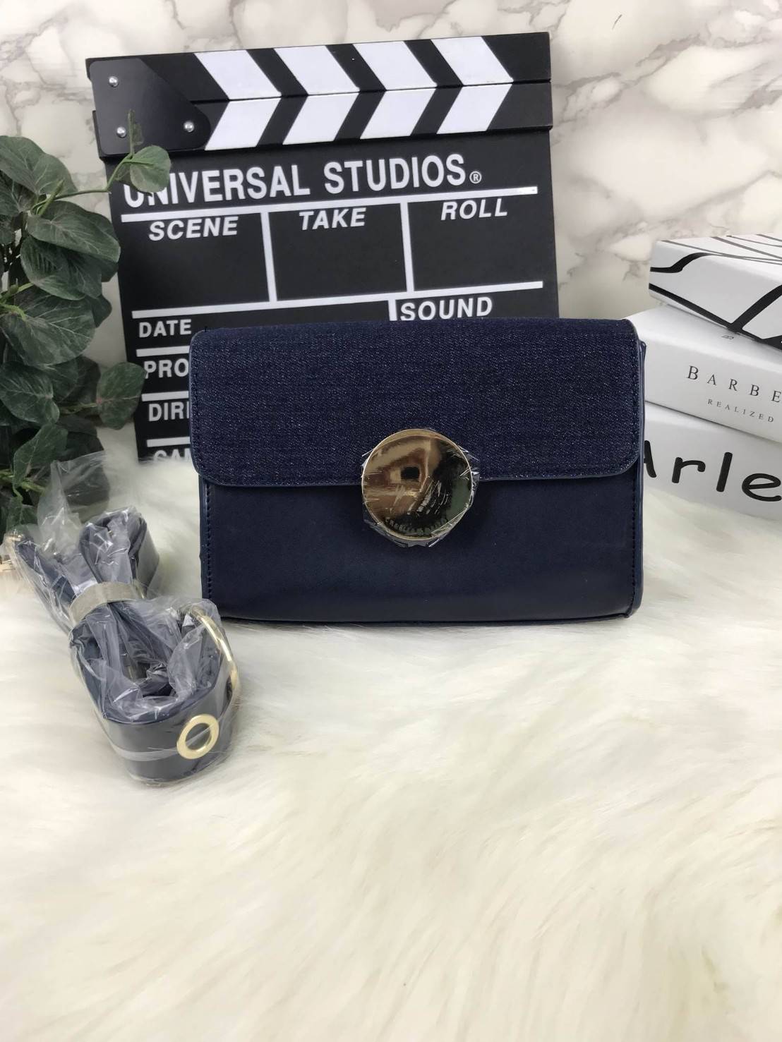 CHARLES AND KEITH CIRCULAR BUCKLE CROSSBODY BAG กระเป๋าสะพายครอสบอดีทรงคลัช ใบเล็กหนังเรียบสวย กระเป๋าสะพาย crossbody หนัง PU เรียบสวย สามารถถอดสายถือแบบคลัชได้ ด้านหน้าประดับด้วยตัวล็อค สุดเก๋ เป็นแผ่นกลมสีทองและสีเงิน ปั๊มแบรนด์ มาพร้อมสายสะพาย สามารถปร