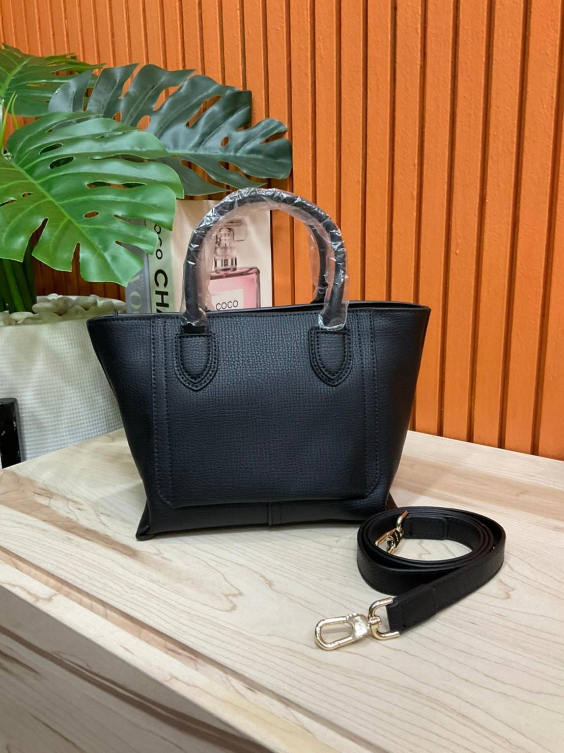ของแท้ 💯% LONGCHAMP MINI MAILBOX TOP HANDLE BAG กระเป๋าถือ/Crossbody รุ่นหายาก!! รุ่นใหม่ล่าสุด ดีไซน์ด้วยเส้นด้ายที่ดูโฉบเฉี่ยว และ รูปทรงสี่เหลี่ยมคางหมู ทรงสวยโดดเด่น เป็นเอกลักษณ์ของผู้หญิง Longchamp วัสดุ Polyamide & Leather หนังแท้