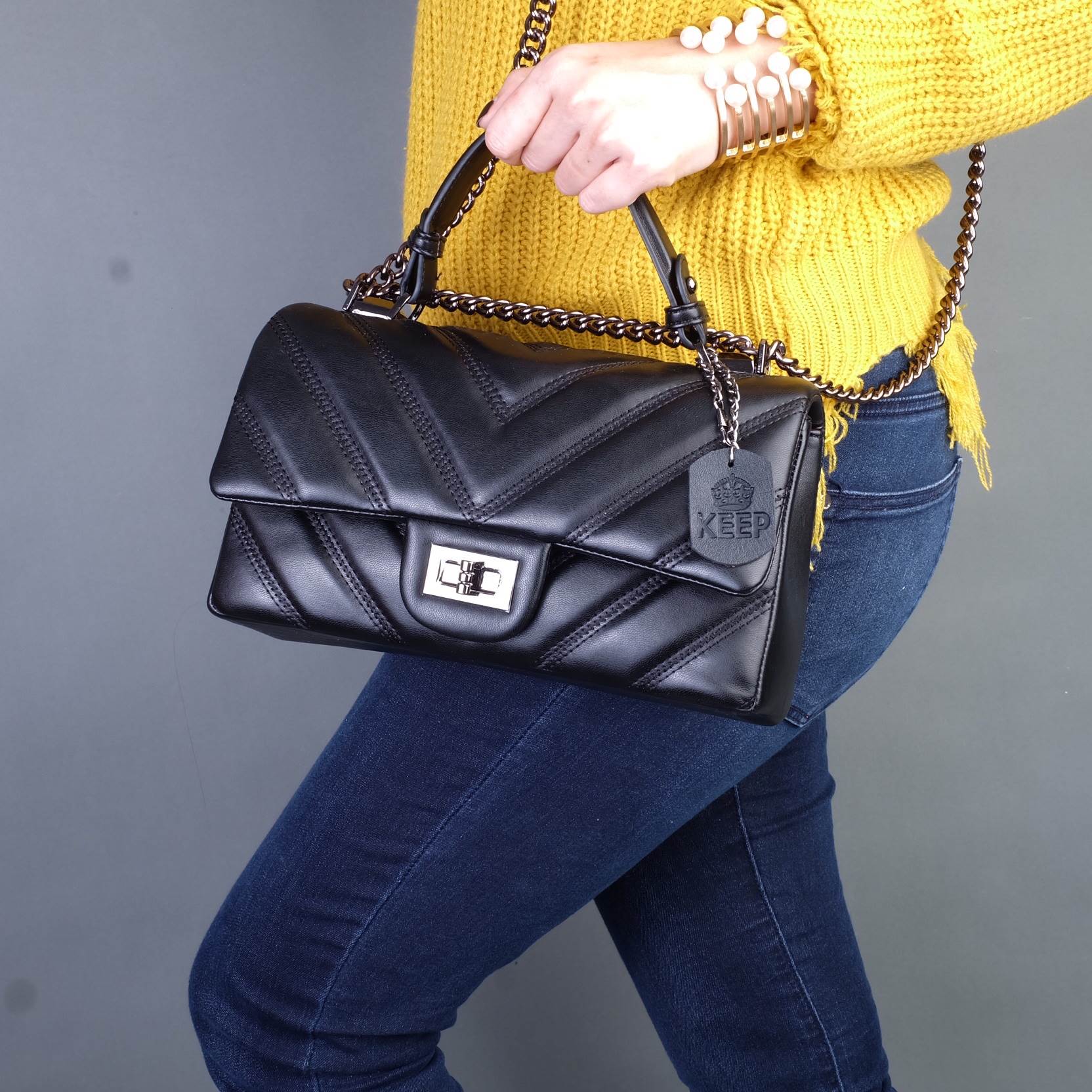 Best seller สินค้าขายดีมาก !! KEEP รุ่น coco chain handbag กระเป๋าทรงหรู หังแกะสังเคราะห์ นิ่ม ฟู ตึงสวย อยู่ทรง ตามแบบฉบับของแบรนด์เลยค่ะ ใบนี้ มีหูถือได้ ด้านในสีแดงสวย มีช่องแบ่งเก็บของหลายช่อง ด้านหลังมีช่องพิเศษสามารถใส่มือถือได้ค่ะ สายปรับ สั้น ยาวไ