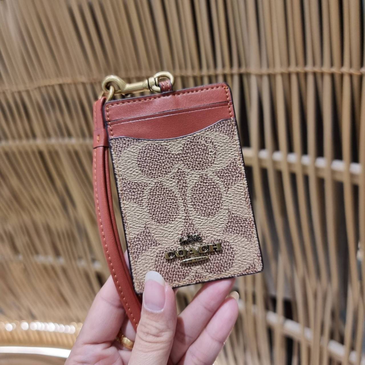 COACH ID LANYARD IN COLORBLOCK SIGNATURE CANVAS ง่ายๆแบบไม่ธรรมดา!! คลาสสิคแต่มีดีเทลโดดเด่น!! กระเป๋าถนอมบัตร พร้อมสายคล้องคอ ดีไซน์ลวดลายสวย ดูดีทุกแบบ ใช้งานง่าย พกพาสะดวก จะใส่บัตรพนักงาน บัตรเครดิต บัตรปชช. ใบขับขี่ และบัตรอื่นๆที่อยากจะใส่!! ตามใจไป