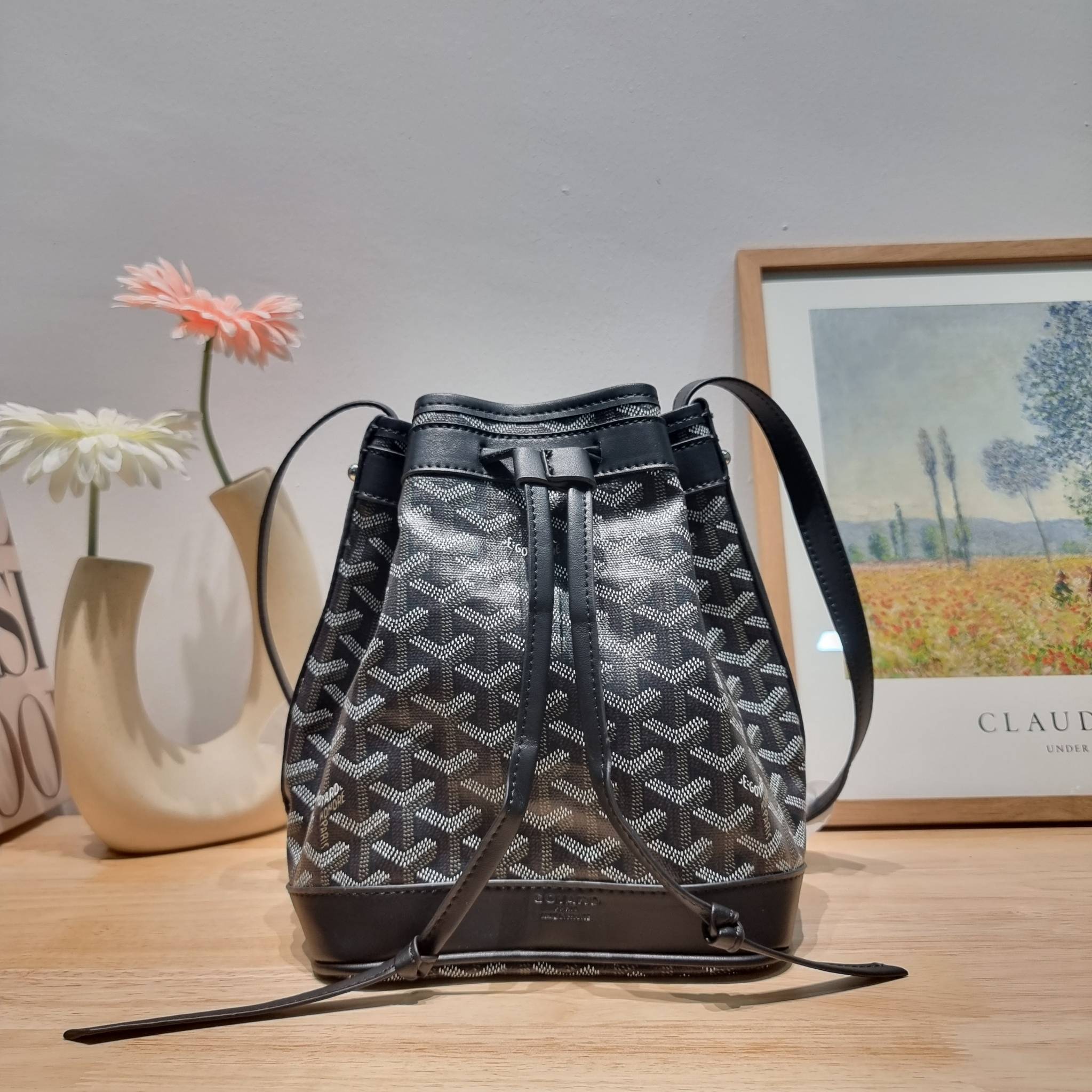 GOYARD PETITE FLOT BUCKET BAG กระเป๋าสะพายทรงบัคเก็ต ที่ดีไซน์สะดวกต่อชีวิตมาก รูปทรงคลาสสิค ดีไซน์เป็นเอกลักษณ์ สดใสทุกสี ดูผู้ดีในตัว วัสดุหนังแคนวาสพิมพ์ลายสวยคม ปากกระเป๋ารูดเปิด-ปิดได้ตามชอบ ภายในเป็นช่องโล่ง ใส่กระเป๋าสตางค์ มือถือ ได้ครบถ้วน มาพร้อ