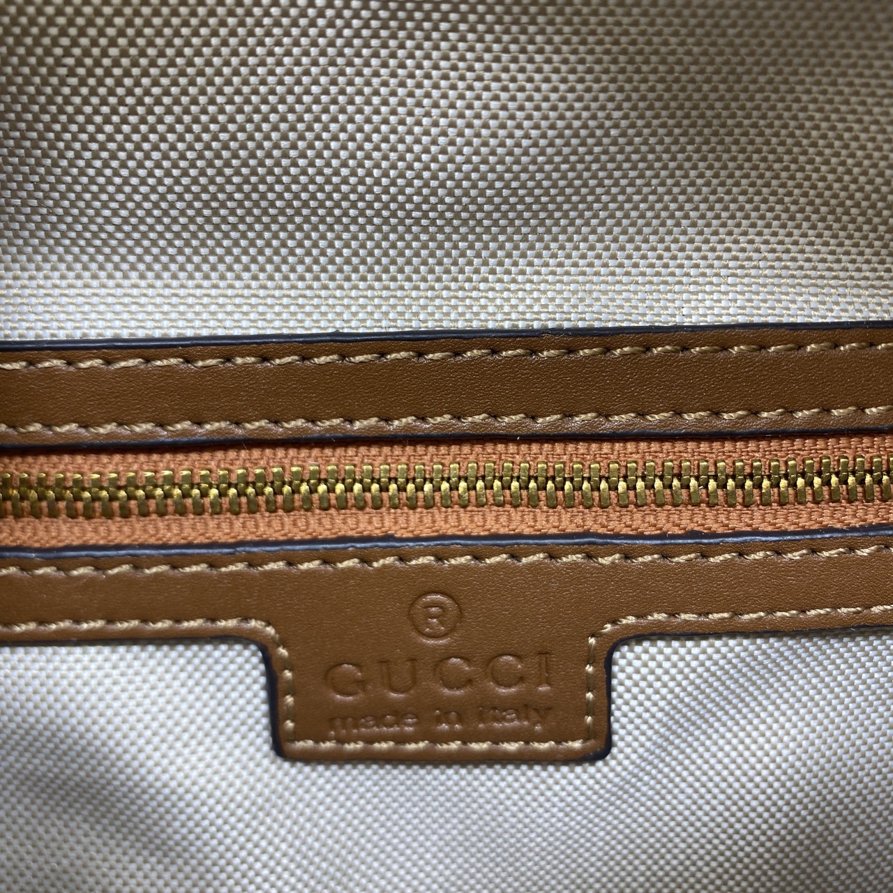 ORI หนังแท้ | GUCCI GG Emblem small belt bag กระเป๋าคาดอก/คาดเอวปรับโฉมใหม่ สวยสง่างาม สปอร์ตและเท่กว่าเดิม แต่ยังคงความคลาสสิค