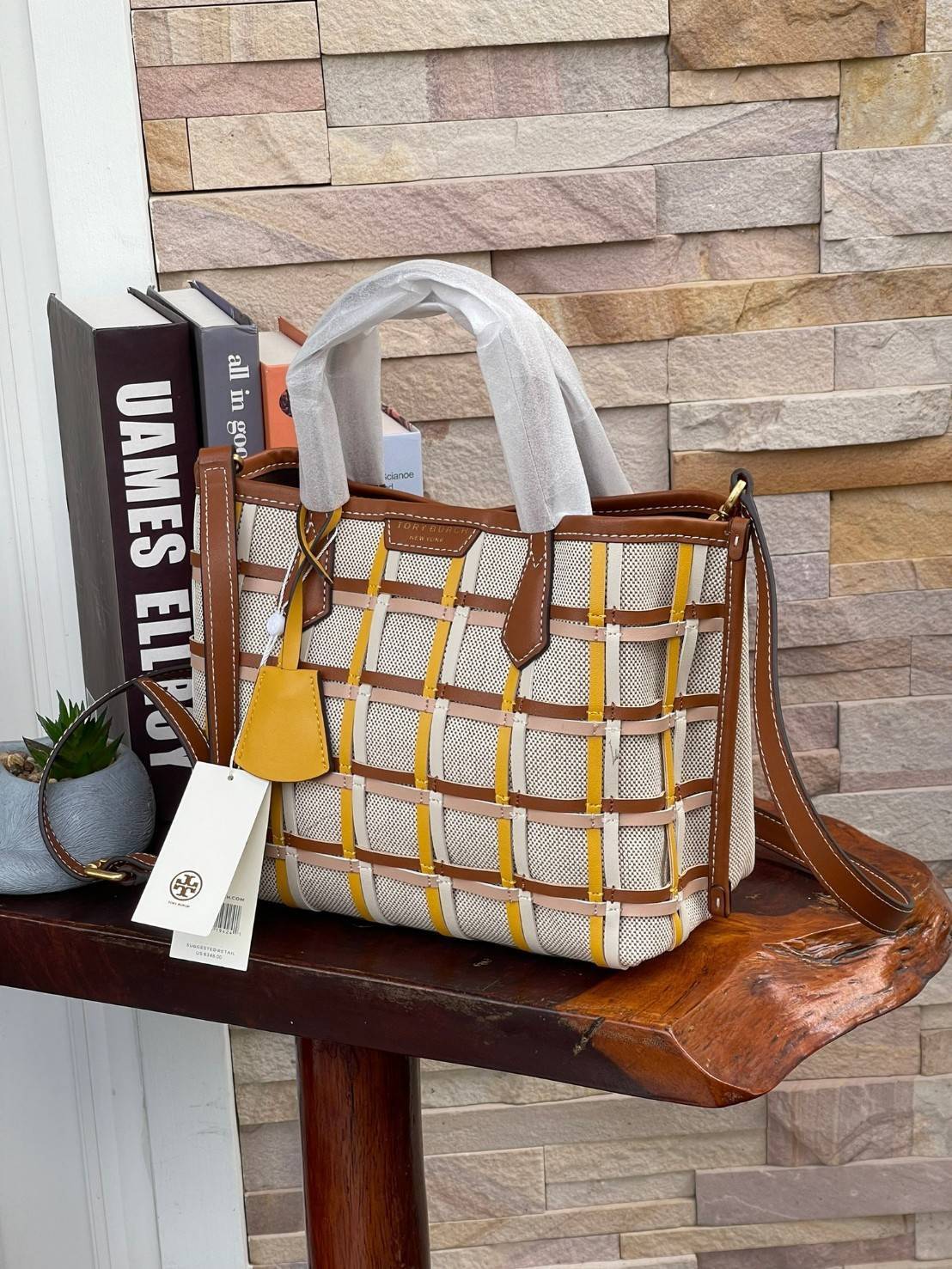 Tory burch perry fil coupe small triple-compartment tote กระเป๋าทรง Tote ยอดนิยม เหมาะอย่างยิ่งสำหรับการเป็นกระเป๋าคู่ใจ ใช้ในชีวิตประจำวัน ฐานกระเป๋ามีความแข็งแรงทนทานต่อการใช้งาน ภายในกระเป๋ากว้างขวาง ตอบสนองการใช้งานสูงสุด ตัวกระเป๋าตัดเย็บจากหนังแท้แล