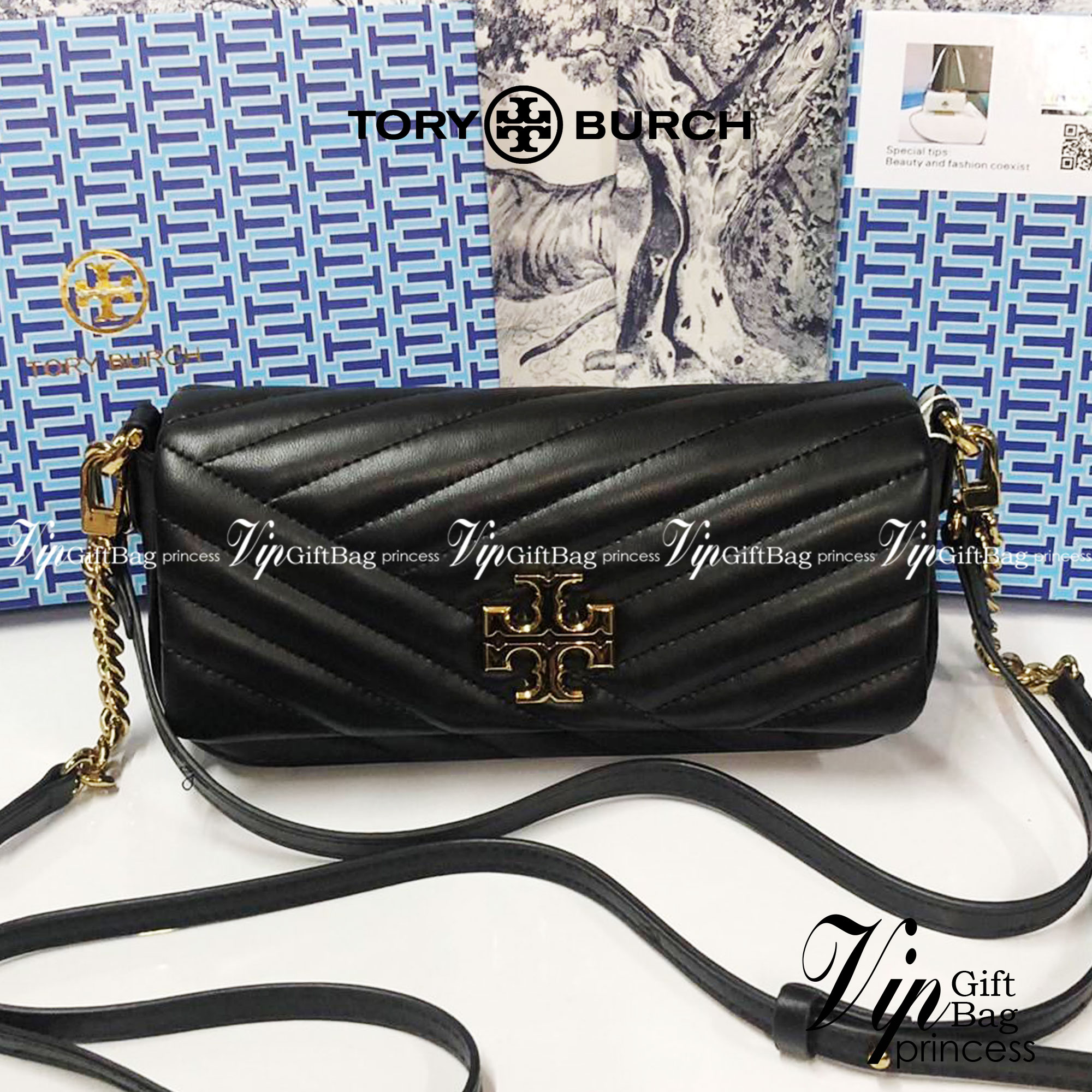 TORY BURCH KIRA CHEVRON SMALL FLAP SHOULDER BAG รุ่นใหม่ พร้อมสีใหม่ มาให้จับจองแบบไม่ต้องรอพรีฯ กระเป๋าสะพาย ขนาดกะทัดรัด ไซส์สะพายคล่องตัว หรือจะคล้องไหล่ หรูๆ ลูกคุณหนูไปอีก สีผู้ดีมากๆ ดีไซน์รูปทรงคลาสสิคเฉพาะตัว วัสดุหนังแกะ สัมผัสนิ่ม เปิด-ปิดด้วยกร
