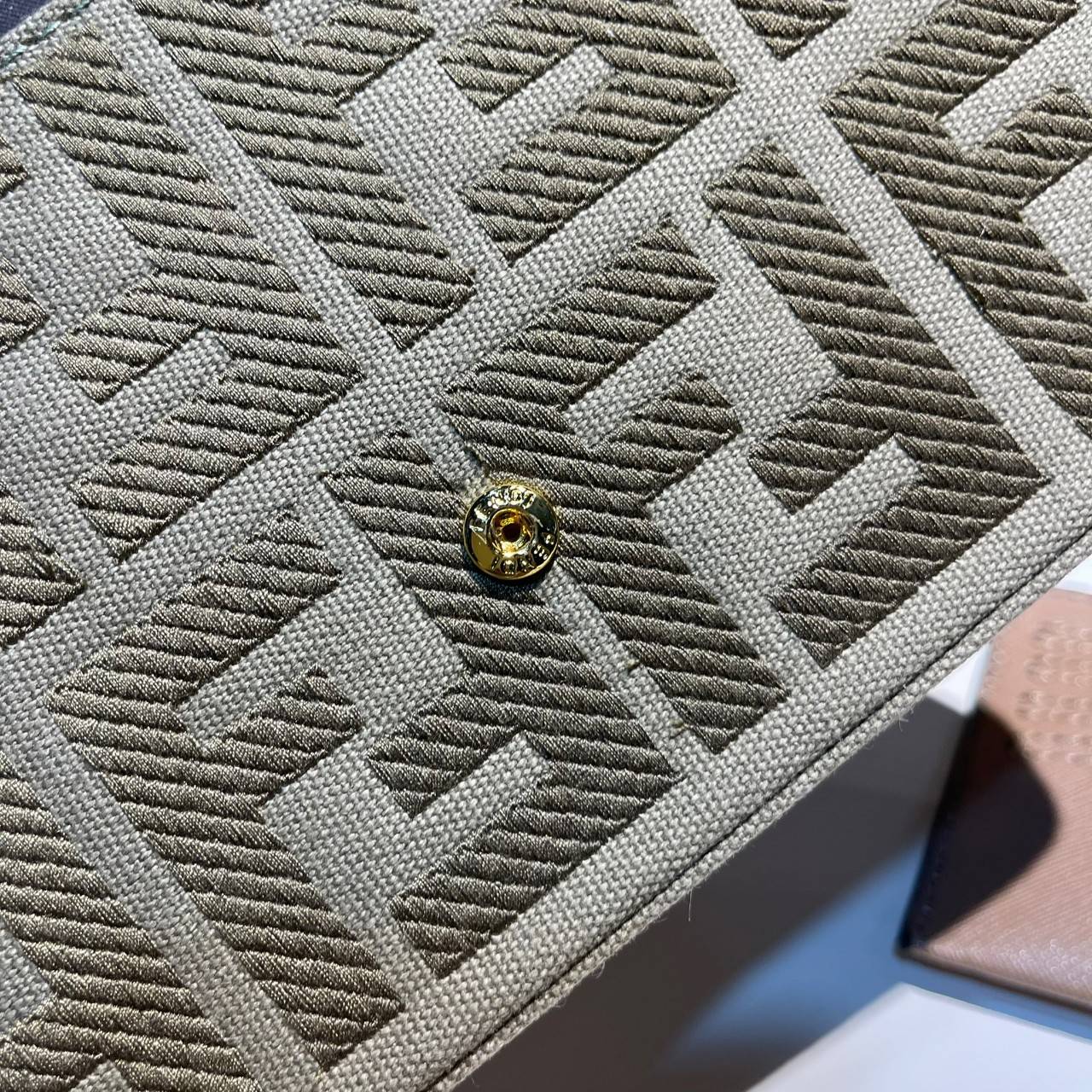 หนังแท้ Fendi Wallet On Chain With Pouches leather mini-bag กระเป๋าสะพายข้างทรงเหลี่ยมตกแต่งด้วยโลโก้ Fendi กระดุมแป๊ก มาพร้อมกระเป๋าด้านในแบบถอดได้ถึง 2ใบ สุดคุ้ม พร้อมสายโซ่และสายสปอร์ตถอดออกได้ ไอเท็มนี้ไม่ควรพลาดเลยค่าา