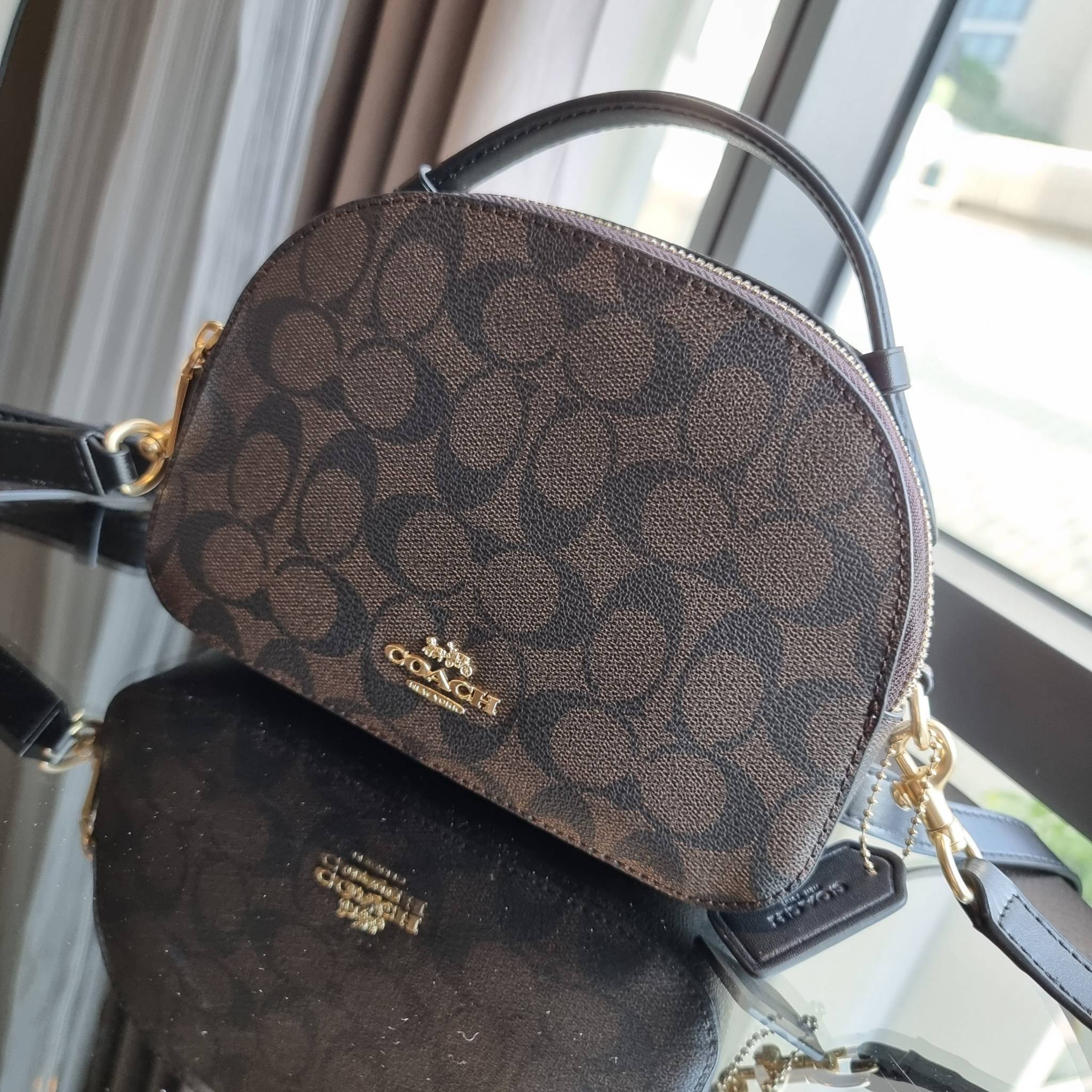 OUTLET 】COACH 1591 SERENA SATCHEL IN SIGNATURE CANVAS กระเป๋าสะพายคอลเลคชั่นยอดฮิต ดีไซน์ลุคผู้ดี ต้องยกให้น้องใบนี้เลย!! จัดสีขายดี สีลุคคุณหนูมาให้ สวยตาแตก!! วัสดุหนังแคนวาส เปิด-ปิดด้วยซิป 2 ช่องหลัก ภายในเป็นช่องโล่ง เก็บของได้แบบสบายๆ ใส่มือถือได้ทุ