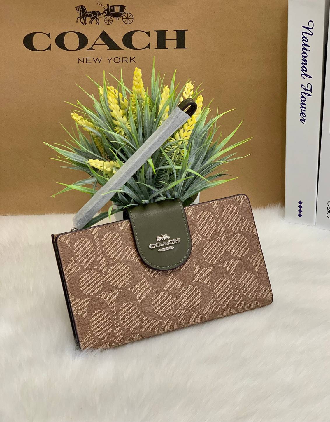 พร้อมส่งครบ 5 สี กระเป๋าสตางค์ที่สาวๆต้องมีติดตัวค่าา😘 COACH TECH WALLET IN COLORBLOCK SIGNATURE ((C2874)) ✔️กระเป๋าเงินใบยาว หนังแท้ พร้อมสายคล้องมือในตัวค่ะ ✔️เปิดปิดด้านหน้าแบบฝากระดุม ภายในมีช่องใส่ธนบัตร2ช่อง ;สามารถใส่มือถือ ip