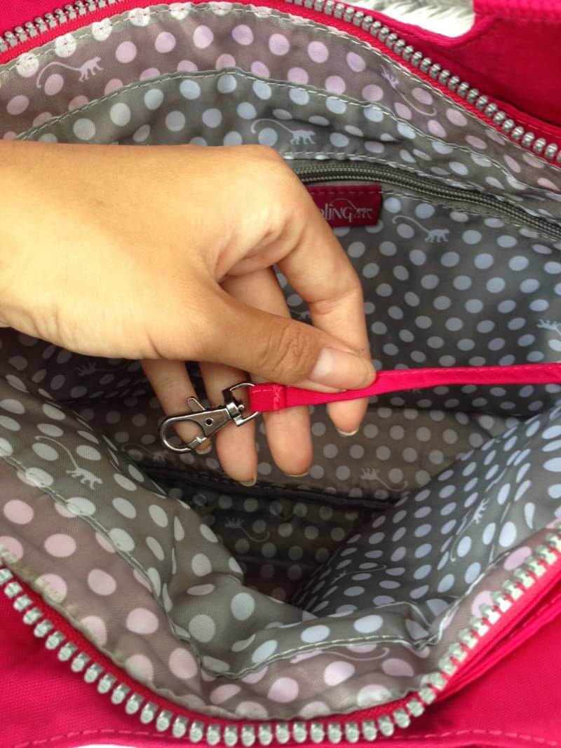 Kipling รุ่น Cicele กระเป๋าสะพายไหล่ใบใหญ่ สวยน่ารัก ตัวกระเป๋าด้านในเป็นช่องโล่งแบบปิดเปิดด้วยซิป มีช่องซิปด้านใน ด้านข้างกระเป๋า มี 2 ช่อง ปิดเปิด ด้วยเทป พร้อมที่ใส่โทรศัพท์ ปากกา และ MP 3 ในส่วนด้านใน และ ด้านข้างกระเป๋า ซ้าย-ขวา เป็นช่องขนาดเล็กสำหรั