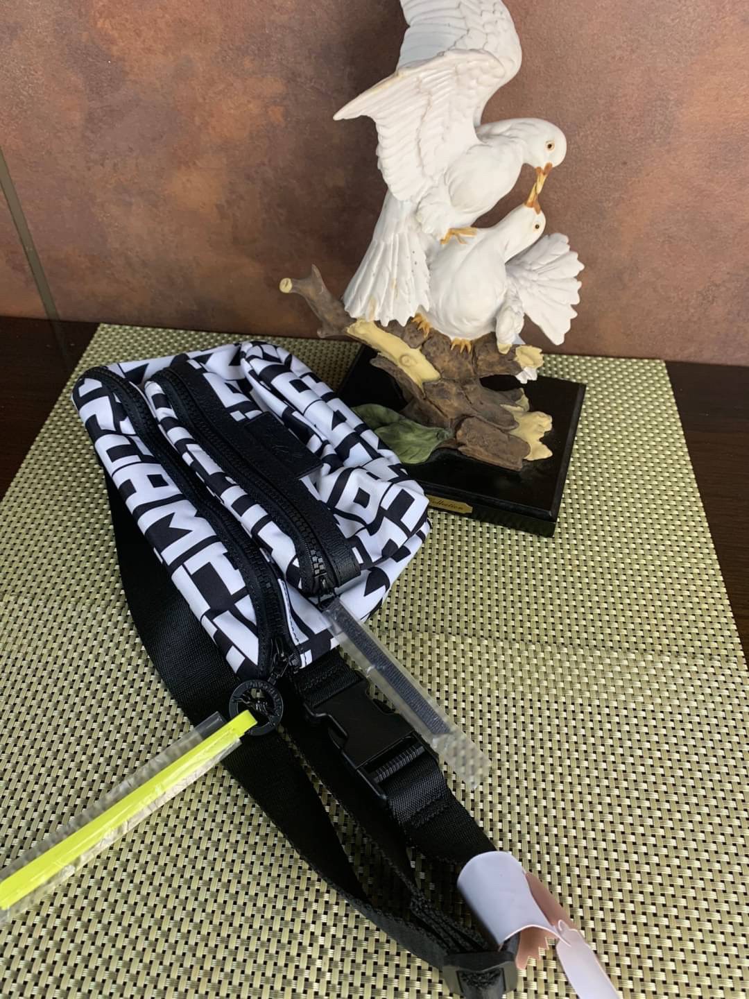 LONGCHAMP LE PLIAGE LGP BELT BAG M เท่ห์อย่างมีสไตล์กระเป๋าทรงคาดอกและคาดเอวดีไซน์แนวสปอร์ต เพิ่มความโดดเด่นทันสมัยด้วยลายซิกเนเจอร์ มีช่องซิปที่ใช้งานง่ายช่วยให้คุณหยิบใช้สิ่งของจำเป็นได้อย่างสะดวกและง่ายดาย และผสานสายรัดแบบปรับได้เข้ากับหัวเข็มขัดตัวล็อ