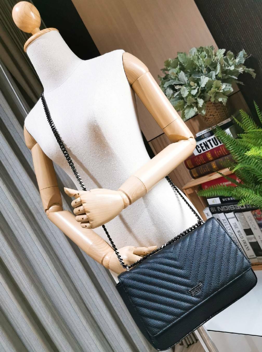 VICTORIA'S SECRET Quilted Chain Crossbody Sling Bag กระเป๋าสะพายรุ่นใหม่ล่าสุดจาก Victoria's Secret วัสดุหนังแกะสังเคราะห์ชึ้นลายริ้วหนังสวยอยู่ทรงไม่ย้วยดีไซน์สุดหรูคุณหนูไฮโซ เปิดปิดด้วยฝาปิดกระดุมแม่เหล็ก ภายในมีโลโก้และช่องใส่ของ ใส่กระเป๋าส