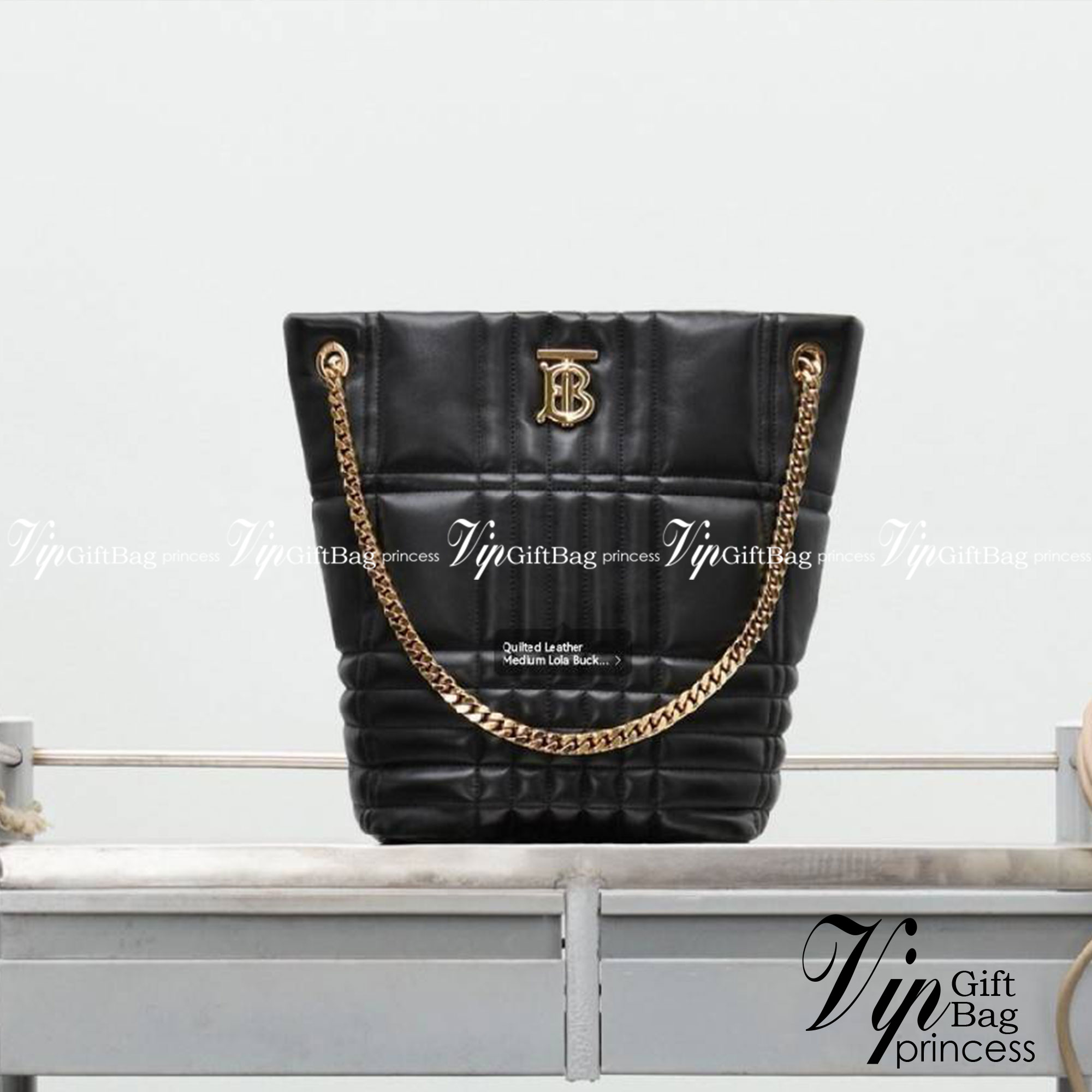 BURBERRY FRAGRANCES LAMBSKIN BAG VIP หนังแท้ Lambskin นิ่มสวยหรูดูดี ภายในโล่งกว้างใส่ของได้เยอะ มาพร้อมสายสะพายโซ่ทองสามารถซ้อนสายสั้นสะพายไหล่ได้หรือจะใช้สายยาว Crossbody ก็ดูดีมาพร้อมกล่องแบรนด์ Original Package อีกรุ่นหายากที่น่าใช้น่าสะสม Rare items 