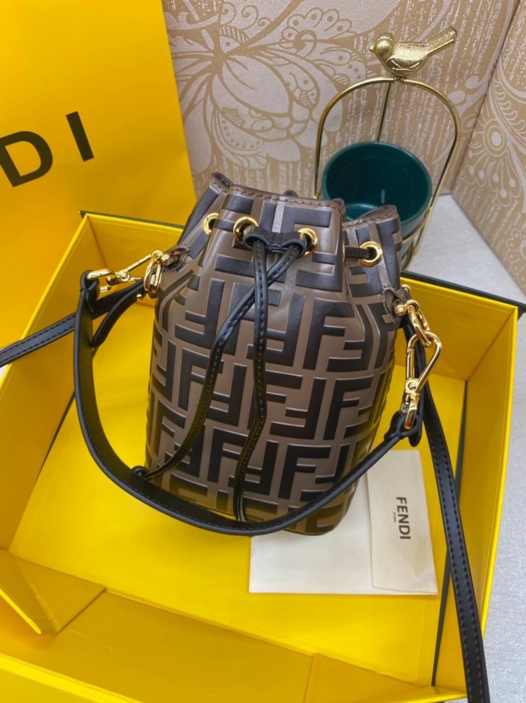 FENDI Mon Tresor Brown leather mini bag / FENDI Bucket Bag กระเป๋าสะพายทรงบัคเก็ต ไซส์มินิ รุ่นยอดนิยม เกรดออริ 1:1 ใช้ต่างประเทศได้
