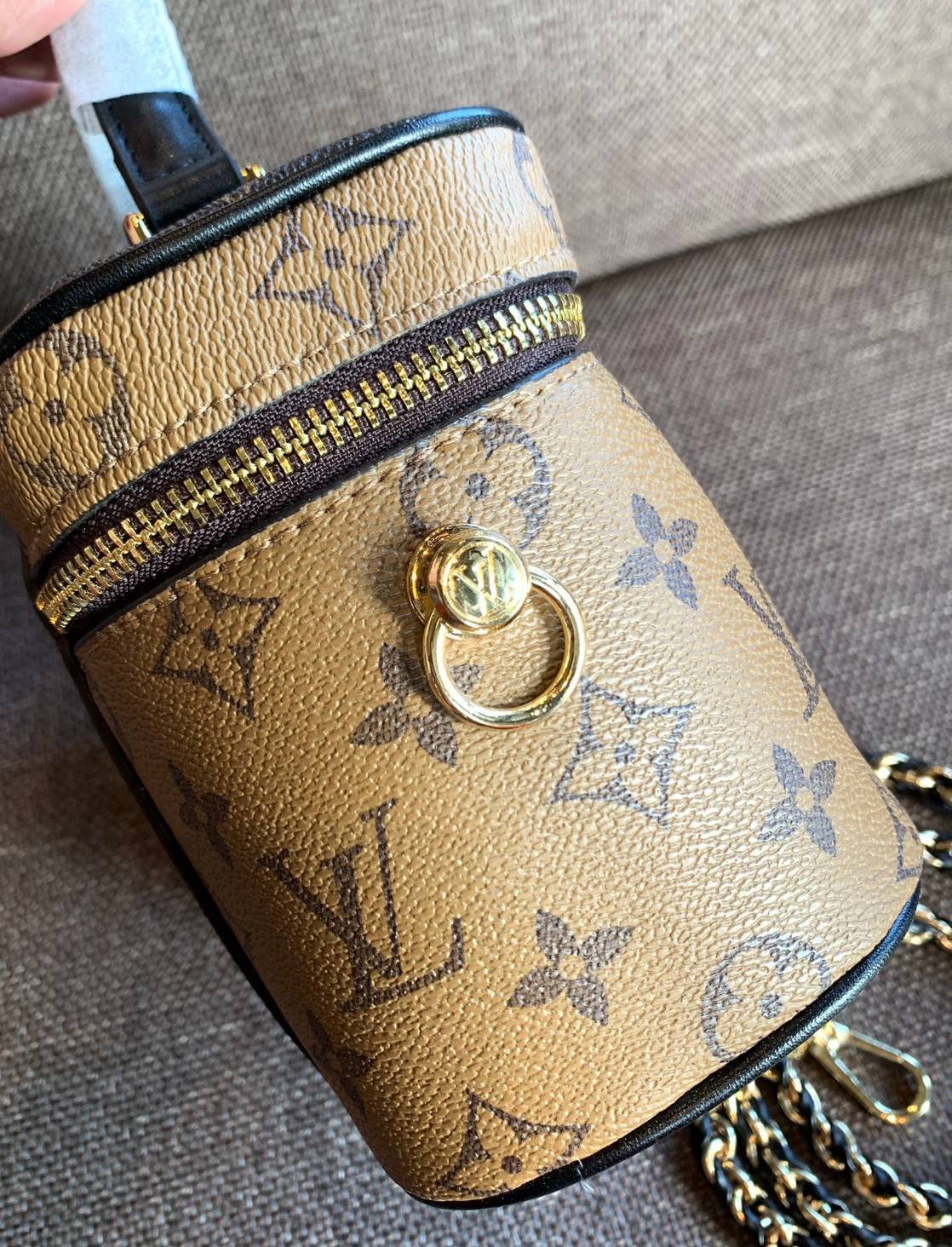 LOUIS VUITTON VANITY PM MONOGRAM 💫พร้อมส่ง จำนวนจำกัด พลาดคือรอนานมากค่ะ! กระเป๋า LV หิ้วก็เริ่ด สะพายข้างก็เก๋ ไม่แพ้กันเลยค่ะ หนังแท้ หนังนิ่มมาก จับแล้วไม่สากมือแข็งทื่อนะคะ! เปิดปิดกระเป๋าแบบซิปคู่รอบห้อยอะไหล่กุญแจแบรนด์พร้อมความหรูเข้ามาเพิ่