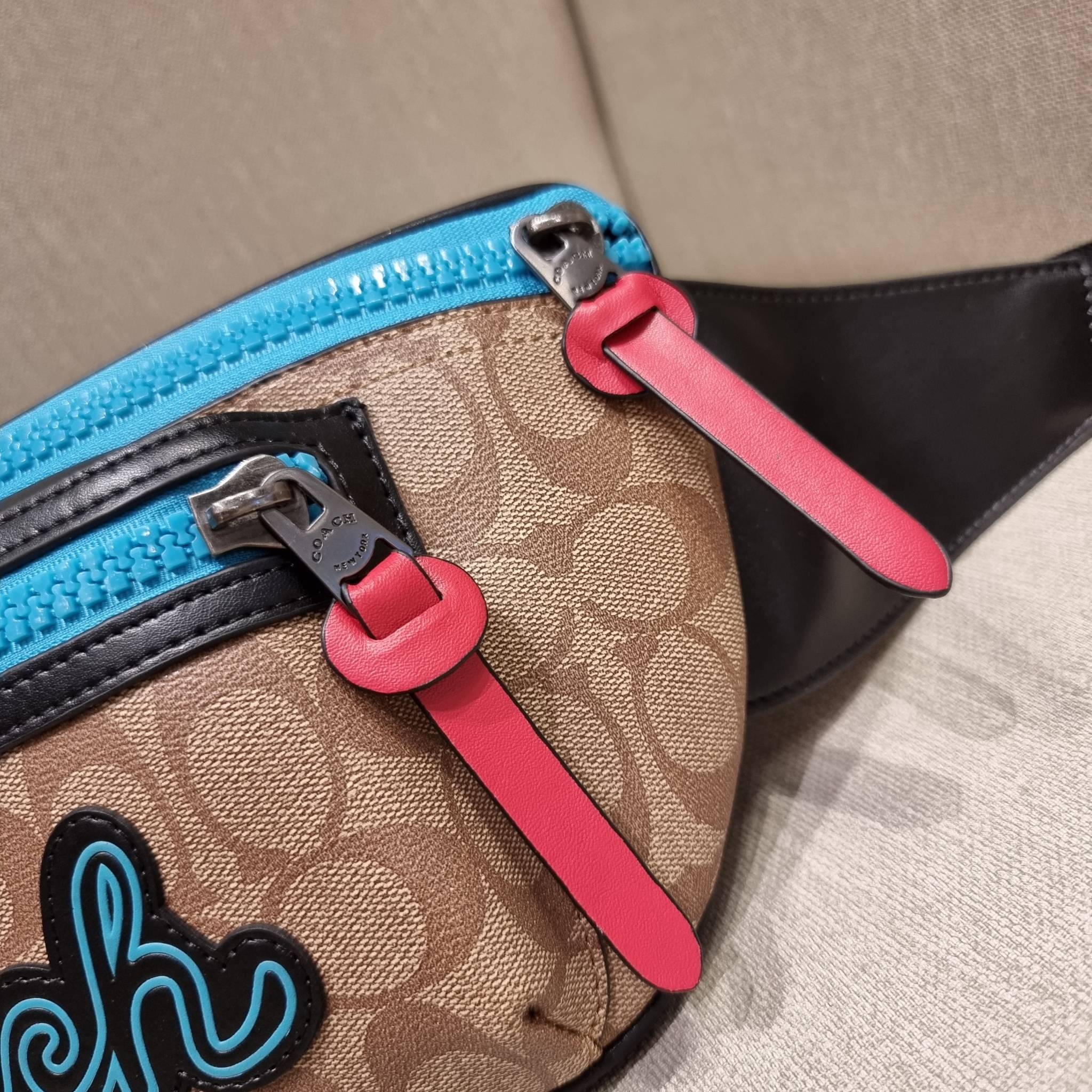 COACH F72931 TERRAIN BELT BAG IN SIGNATURE CANVAS กระเป๋าคาดอก ดีไซน์สุดเท่ มองยังไงก็ไม่มีเบื่อ ด้วยรูปลักษณ์ และความคลาสสิค ผสานกันอย่างลงตัว วัสดุหนังแคนวาสสลับหนังแท้ มีช่องซิปแบ่งเป็นสัดส่วน ด้านหลังบุนวมและมีช่องซิปไปอีก!! ภายในโล่งกว้าง ใส่กระเป๋าส