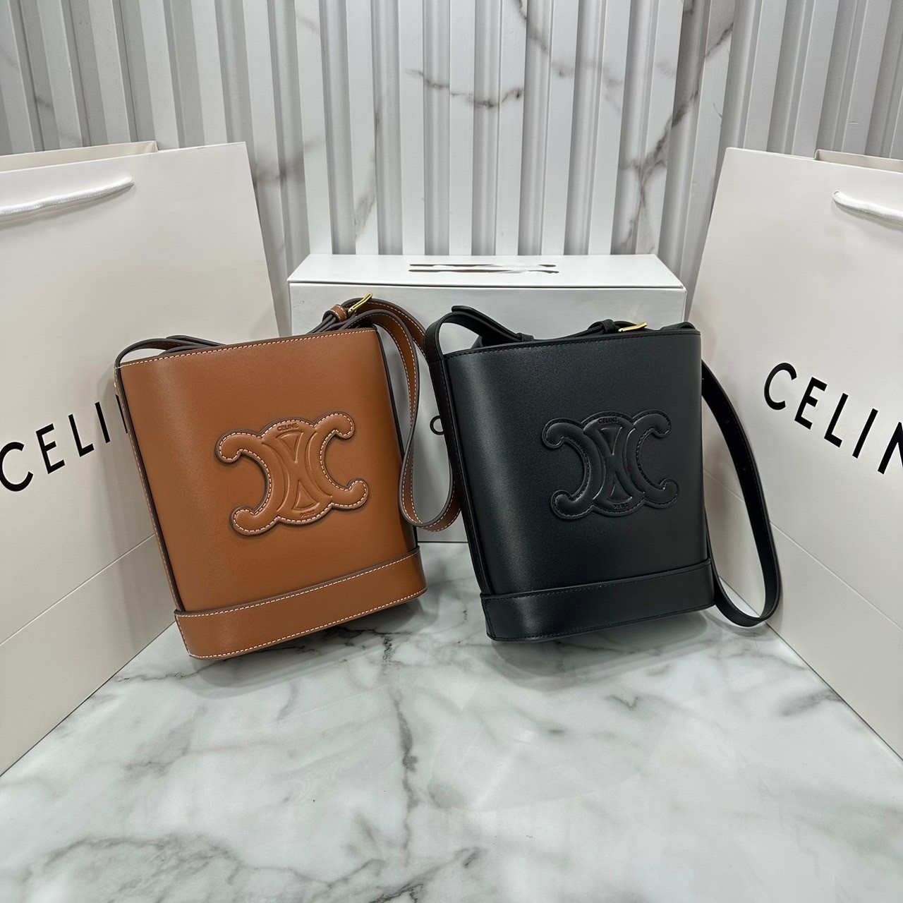 CELINE SMALL BUCKET CUIR TRIOMPHE in Smooth กระเป๋าสะพายทรงบัคเก็ต ใช้งานง่ายที่สุด สายสะพายในตัว รุ่นฮิตข้ามปี งานหนังแท้สวยเรียบหรู ผู้ดีไปอีก