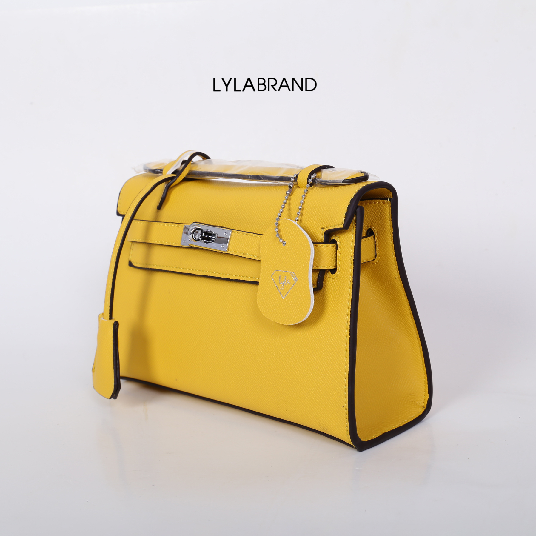 LYLABRAND🔔 KELLY MINI SIZE 22 CM / EPSOM PU TOP PREMIUM มาพร้อมสายหนังและสายโซ่คุณภาพดีสุดๆ ใบเล็กน่ารักพอดิบพอดีถือเป็นครัชออกงานได้ให้ลุคหรูสุด หรือจะใส่กับชุดทำงาน กางเกงยีนส์ ได้หมด ครบเลยค่ะ ให้ลุค ผู้ดีมากๆ ใส่ iphone plus ได้ทุกรุ่น มีสีให้