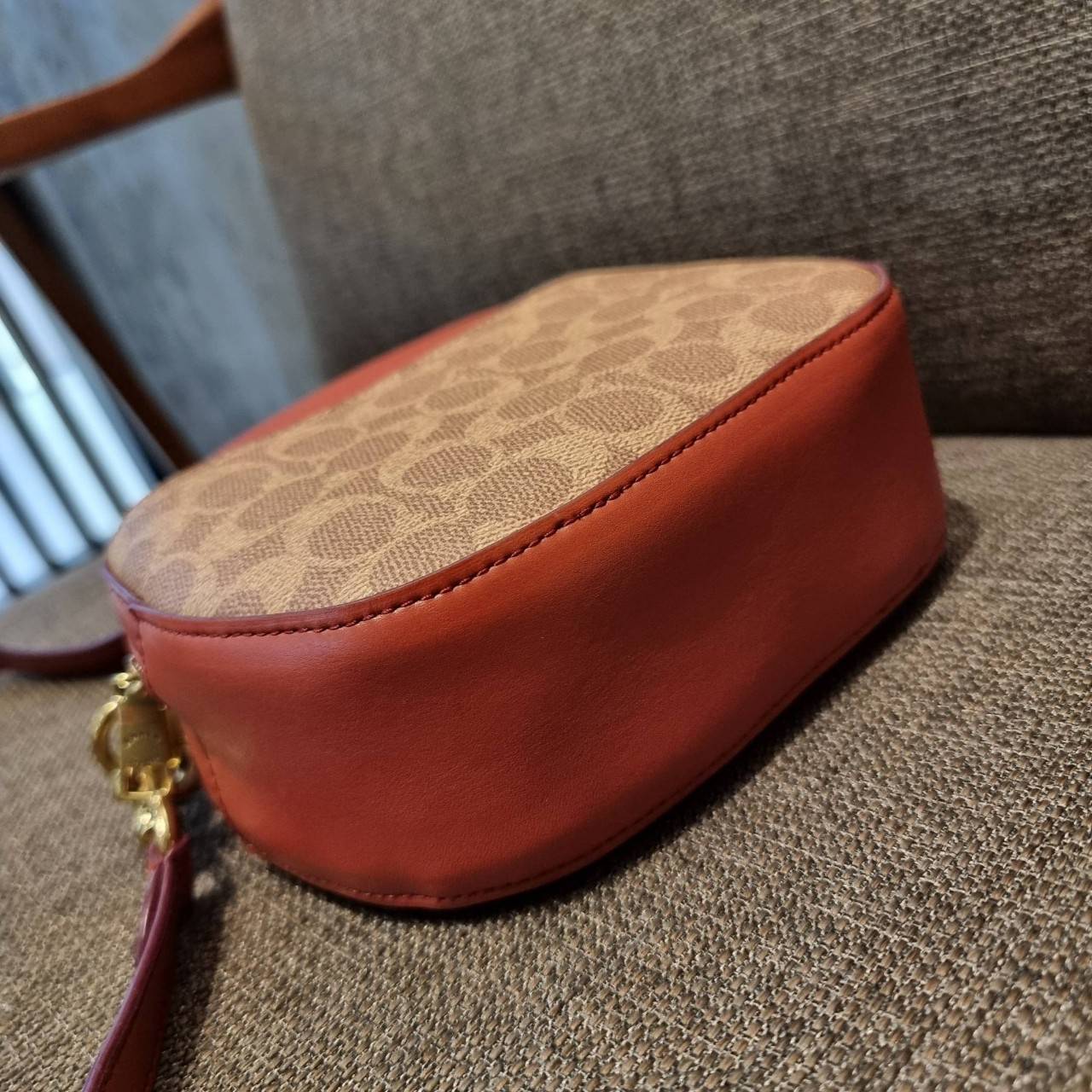 COACH 38680 CANTEEN CROSSBODY IN SIGNATURE CANVAS กระเป๋า crossbody รุ่นหายาก ทรงกลมสวยเด่น มีดีเทลเพิ่มความหรู ด้วยสีของอะไหล่ วัสดุหนังแคนวาสสลับหนังแท้ มีช่องย่อย เปิด-ปิดช่องหลักด้วยซิป ภายในโล่งกว้าง มีช่องซิปแยกให้อีก สายสะพายครอสปรับใช้ได้ตามตัว ใบ