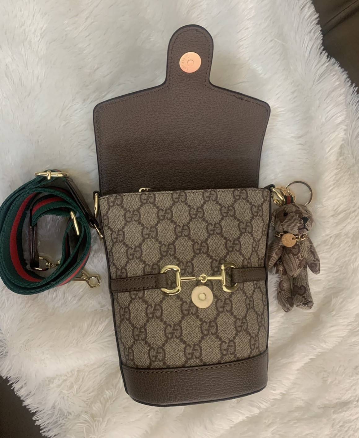 กระเป๋าสะพาย กระเป๋าใส่โทรศัพท์ งานแฟชั่นคลาสสิก Gucci Gag VIP GIFT WITH PURCHASE (GWP) พรีเมี่ยมกิ้ฟ Limited Edition รูปทรงถัง วัสดุcalfskin อะไหล่ทอง ลวดลายชิกเนเจอร์ โมโนแกรม GG เพิ่มความน่ารักด้วยพวงกุญแจเข้าชุดตุ๊กตาห้อยข้าง น่ารักมากมาย มาพร้อมสายสะ