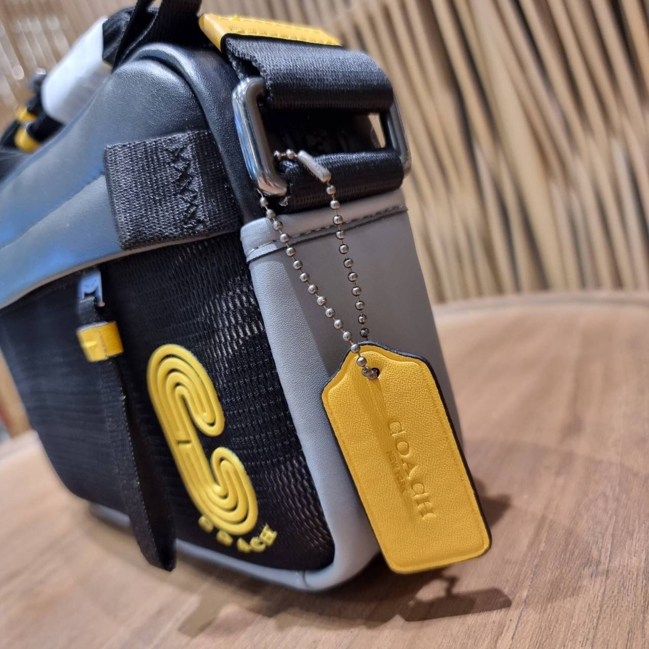 COACH EDGE CROSSBODY WITH CAMO PRINT ((2381, 2373)) ความเท่ never die!! กระเป๋าครอสบอดี้ทรงยอดฮิต ที่หนุ่มๆไม่ควรพลาด รูปทรงดีไซน์คลาสสิค ใช้งานง่าย วัสดุหนังแท้ตกแต่งตาข่ายพร้อมลายพริ้นท์ด้านหน้า สุดคูล!! ตัวกระเป๋ามีซิปหลัก และซิปด้านหน้า พร้อมช่องแยกด้