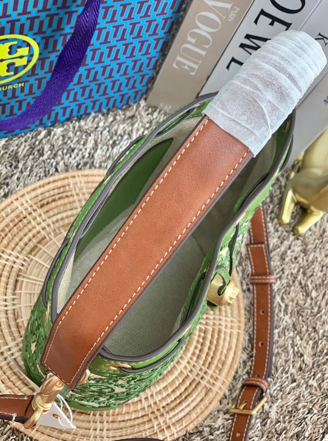 TORY BURCH T MONOGRAM STRAW BUCKET BAG NATURAL/SHISO 🌿สวยงามสะดุดตามากๆค่ะ จัดหนักกันไปเลยจ้า กับรุ่นที่สาวๆรอคอย พร้อมเสิร์ฟความสวยให้ถึงบ้านแล้วน้า กระเป๋าบัคเก็ตทรงยอดนิยม ดีไซน์ใหม่ล่าสุด ยูนีคไม่เหมือนใคร ลายสานเต็มใบพร้อมปักโลโก้เอกลักษณ์สีเ