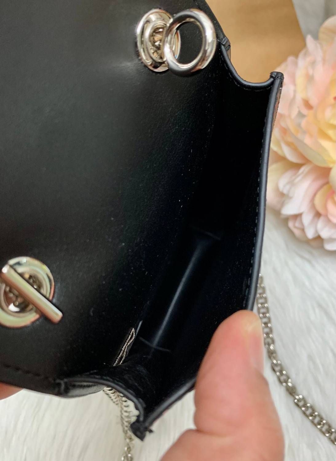 COACH PHONE CASE CROSSBODY BAG ((73486//76988//76357//39955//91046)) COACH NORTH/SOUTH CROSSBODY IN SIGNATURE CANVAS กระเป๋าใส่โทรศัพท์รุ่นนี้ มีความโดดเด่นทั้งดีไซน์และคุณสมบัติในการใช้งาน ด้วยลวดลายที่มีซิกเนเจอร์เป็นเอกลักษณ์แล้ว ด้านหลังยังมีช่องใส่กา