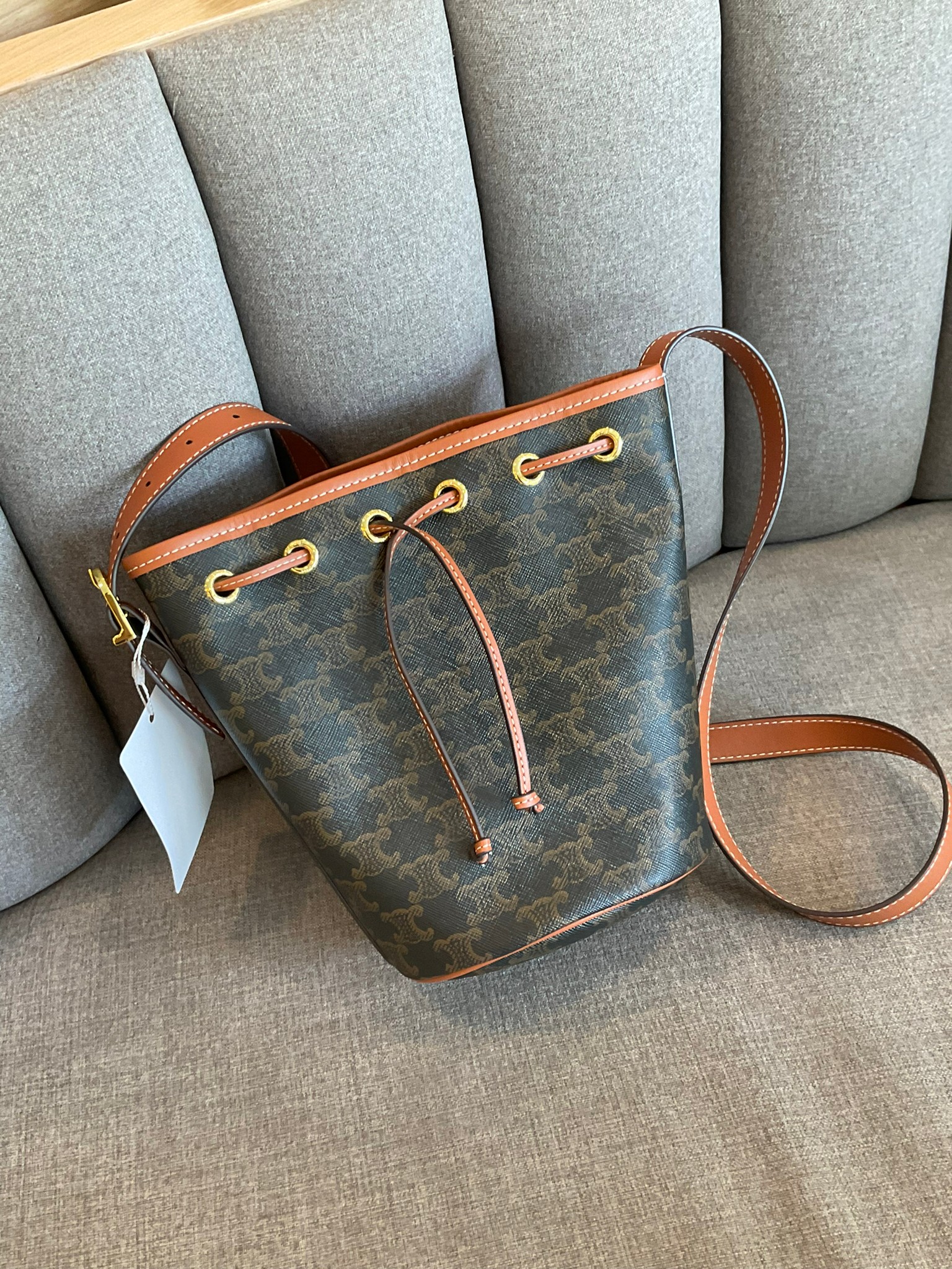 CELINE SMALL DRAWSTRING BAG IN TRIOMPHE ในรุ่นนี้ได้รับคำชื่นชมจากแฟชั่นกูรูทั้งหลาย เนื่องจากมีรูปทรงที่สุดแสนจะเรียบง่าย มีช่องใส่ของที่กว้าง ตัวกระเป๋าเป็นแบบหูรูด ช่วยให้เปิด-ปิดง่าย สะดวกต่อการใช้งาน