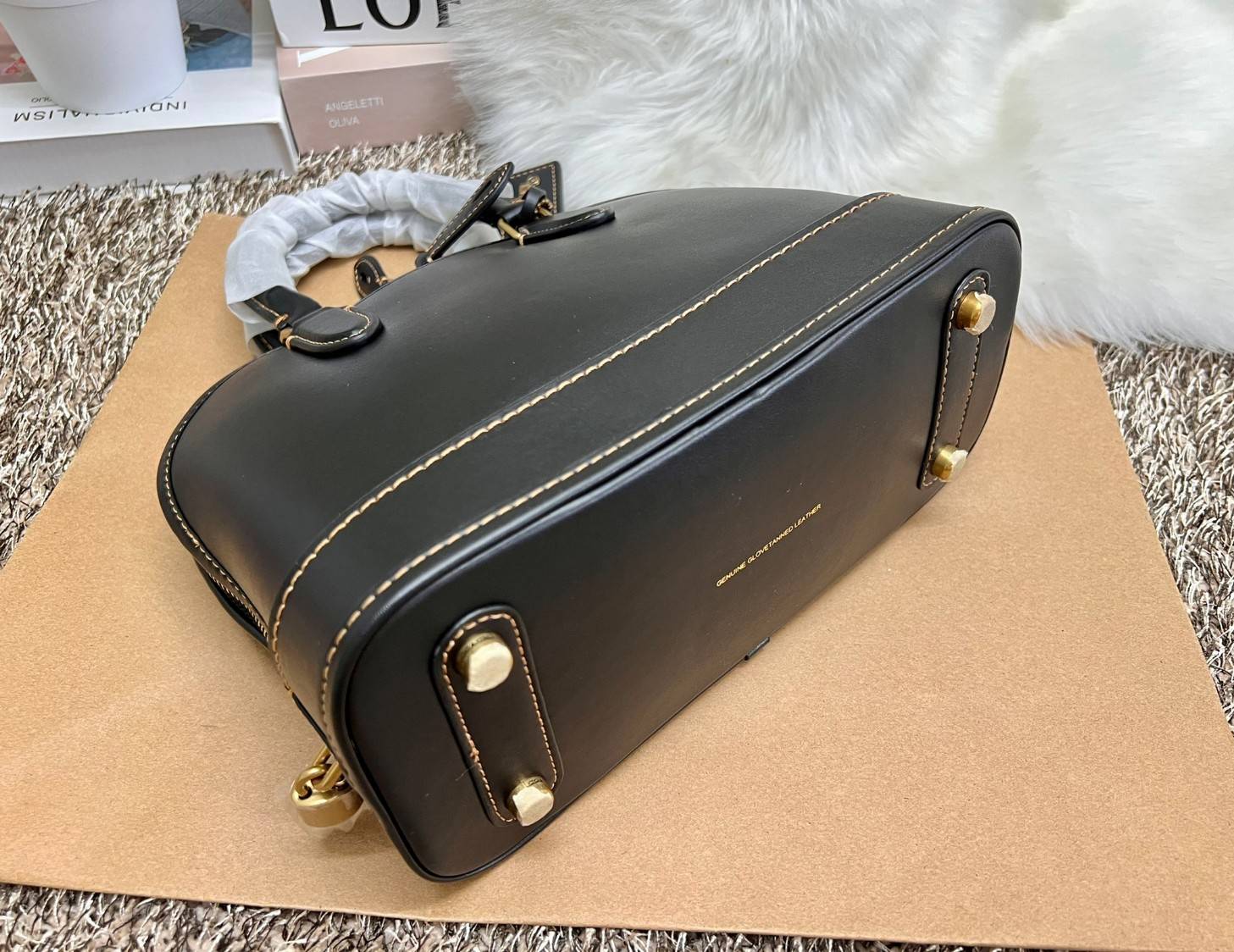 COACH REVEL BAG ((CC411)) ยังไม่เข้าไทย มีมาให้ตับจองก่อนใครที่นี่! พร้อมส่ง รุ่นใหม่ล่าสุด! สวยและดูดี ต้องยกให้รุ่นนี้เลยค่ะ กับกระเป๋าทรงโดม ที่ไม่ว่าลุคไหนๆก็เอาอยู่ หนังแท้เรียบสวยมากๆค่ะ 💕ด้านหน้าห้อยพวงแบรนด์+พวงหนังมาให้