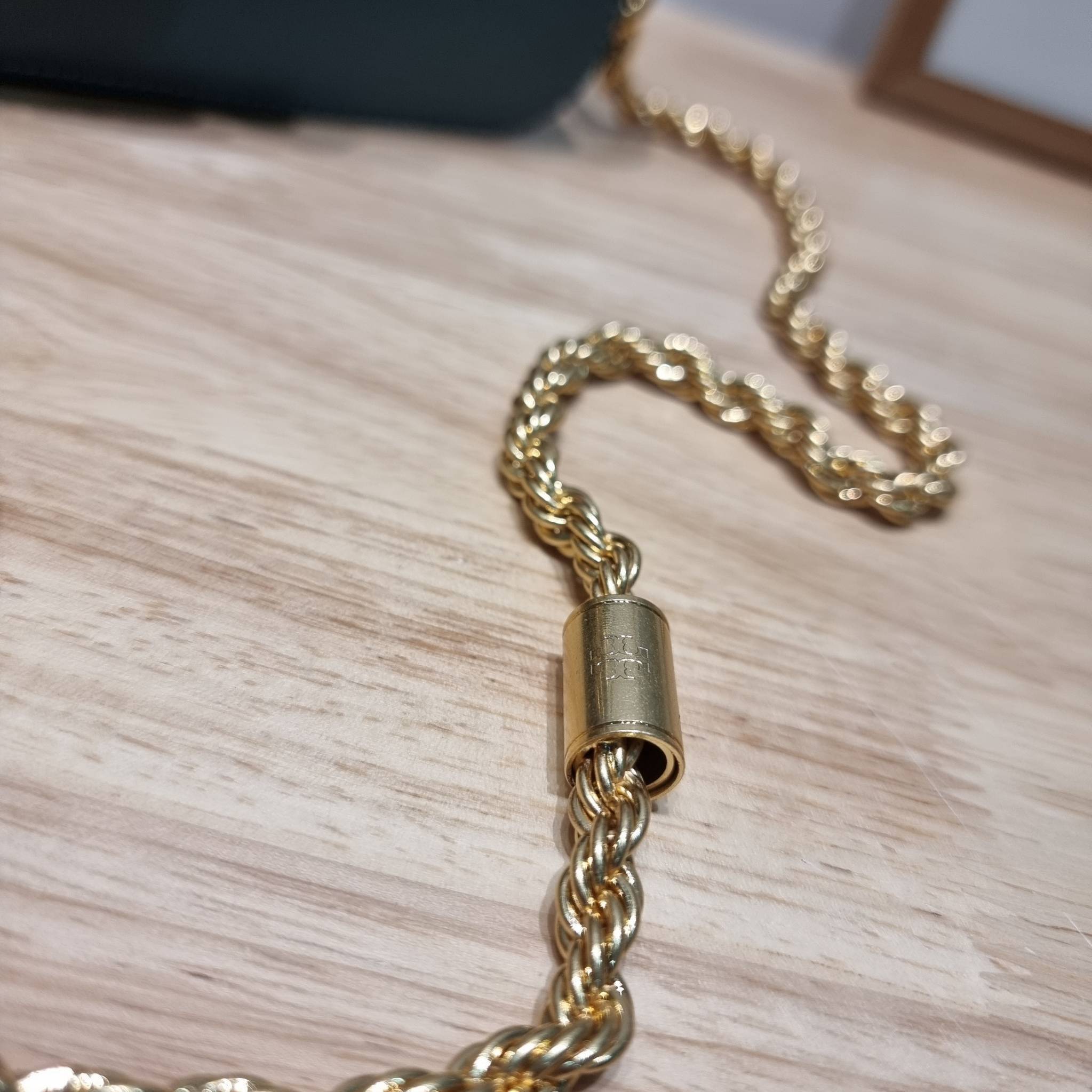 Tory Burch Bag / TORY BURCH ELEANOR SMALL CONVERTIBLE SHOULDER BAG ฮอตไอเท็ม รุ่นนี้ขายดีขายหมด สวยหรู คุณหนู ผู้ดี!! หายากมากแล้วน้า กระเป๋าสะพายข้าง ดีไซน์อยู่ทรง ขนาดกำลังสะดวกใช้