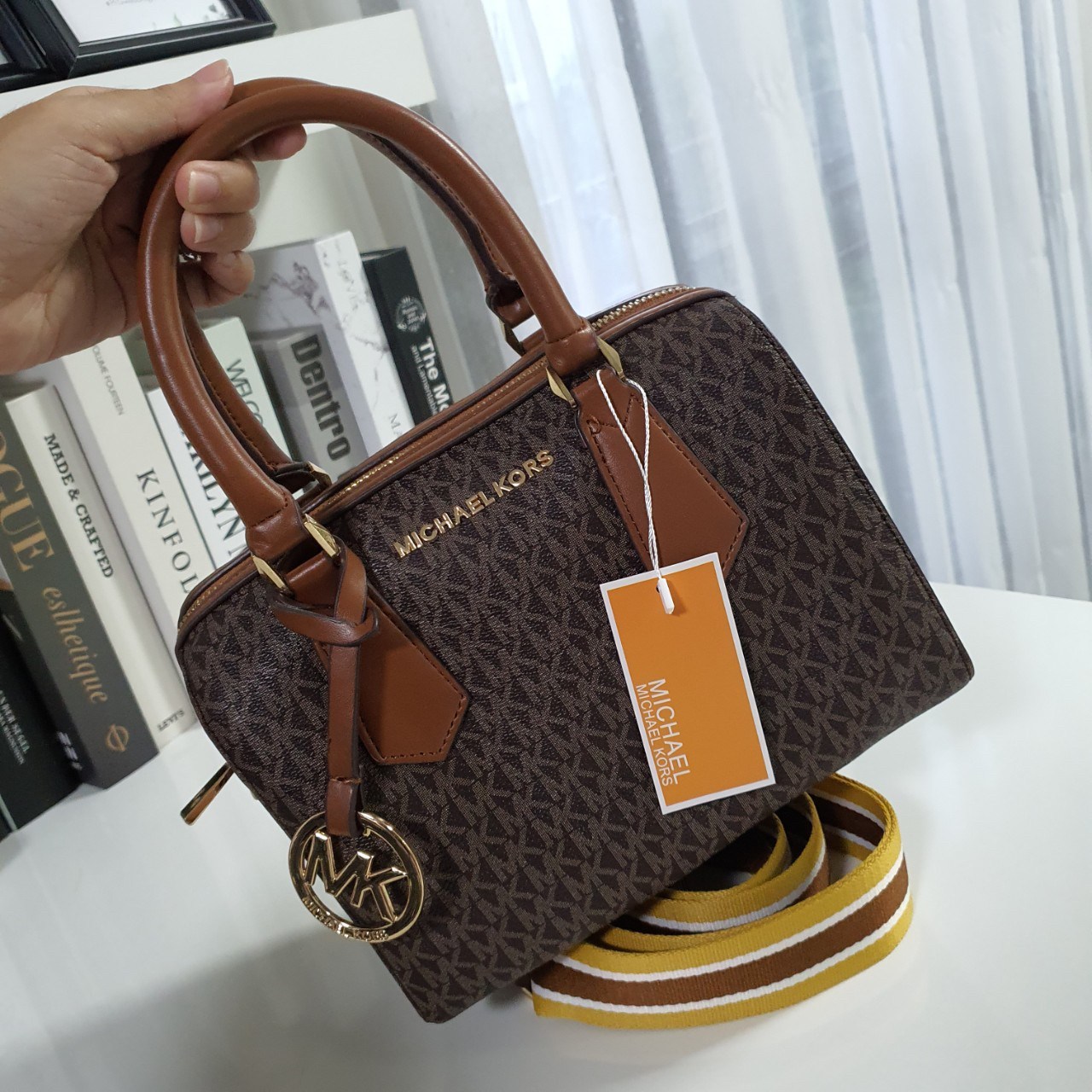 MICHEAL KORS HAYES DUFFLE BAG กระเป๋าสะพายทรงหมอนยอดฮิต ขนาดกลาง วัสดุหนังสังเคราะห์ปั้มลาย MK ทั้งใบ สวยอยู่ทรง ประดับโลโก้แบรนด์ด้านหน้า ด้านในบุผ้าไนลอน มีช่องซิปอีกหนึ่งช่อง สามารถใส่กระเป๋าสตางค์ใบยาว มือถือ iphone เงิน ของจุกจิกได้ มาพร้อมแท็กห้อยสุ