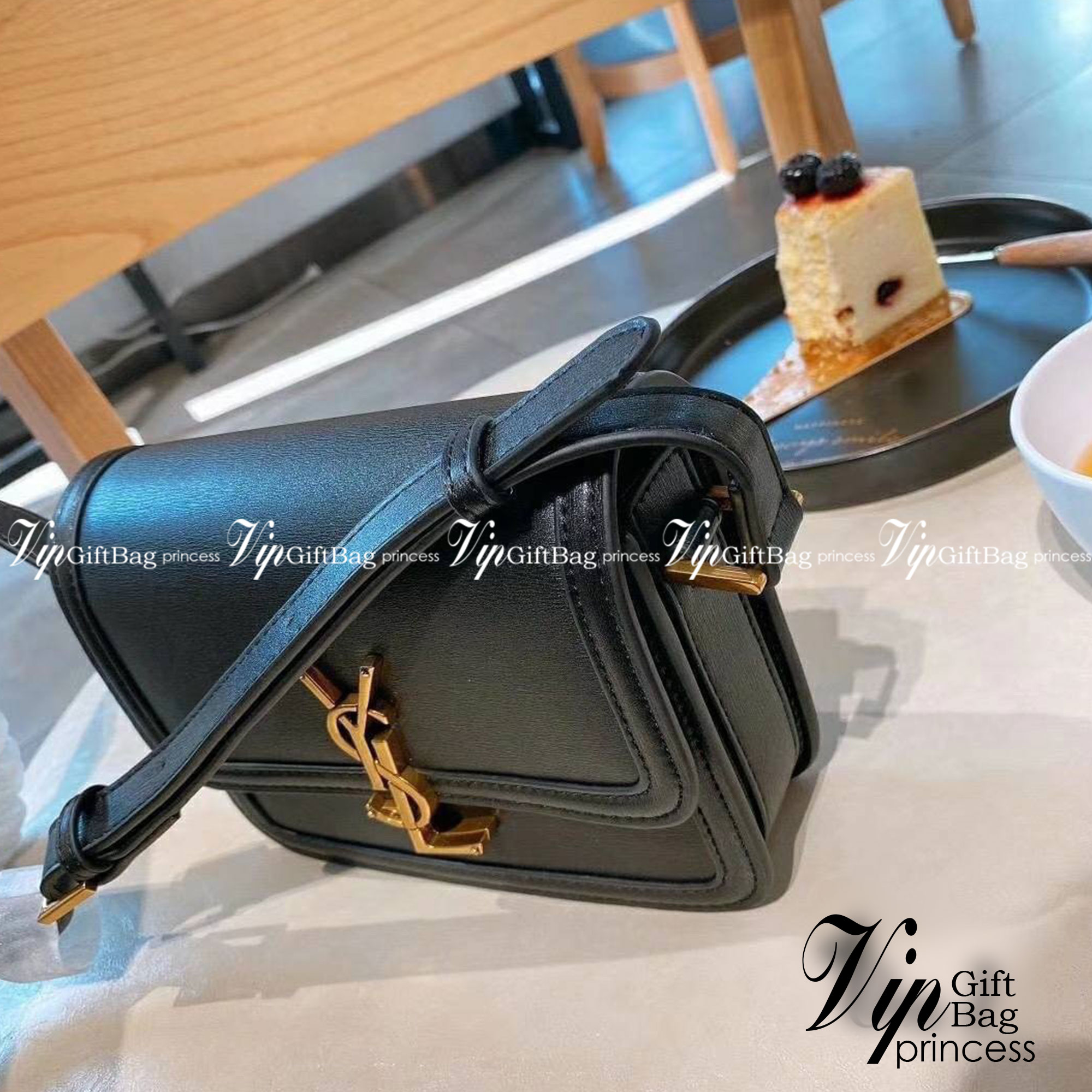 ไอเท็มขึ้นแท่น the best seller!! YSL SOLFERINO SATCHEL LEATHER / YSL crossbody bag กระเป๋าสะพายข้าง โลโก้โดดเด่น ดีเทลดูแพงด้วยตัวล็อค ใช้งานง่าย แน่นหนา งานหนังสวยเต็มใบ ภายในเป็นช่องโล่ง ใส่ของสำคัญได้เลยสบายๆ สายสะพายครอส ปรับใช้ได้ตามตัว ใบจริงสวยคม ร