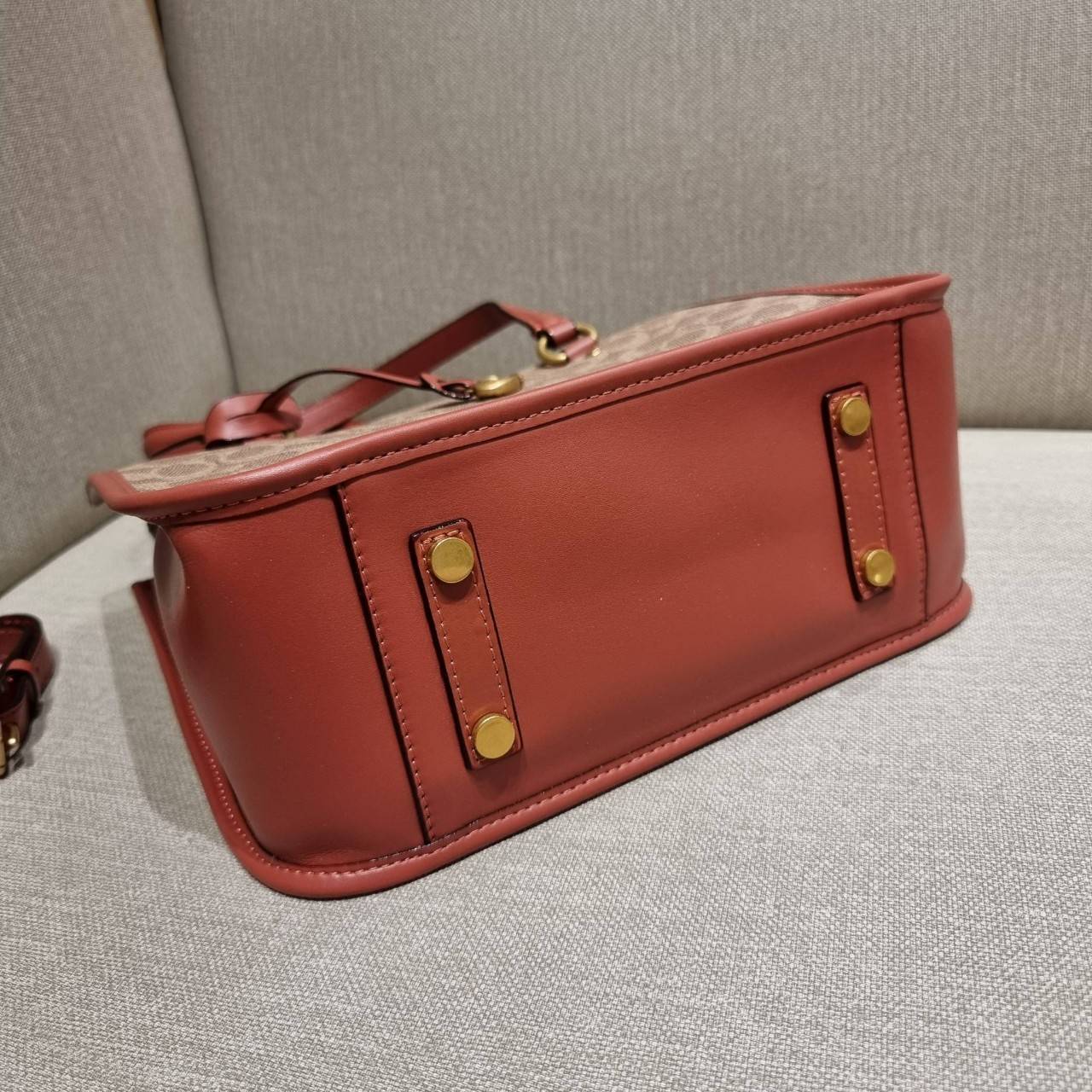 COACH C3889 TYLER CARRYALL 28 IN SIGNATURE CANVAS ((C3460//C3889)) รุ่นยอดฮิตที่สาวๆหลายคนเรียกร้อง กับกระเป๋าถือ/สะพายทรงสวย ที่มาพร้อมสายสะพายไหล่ในตัว และสายครอสบอดี้สำหรับสะพายข้าง ตัวกระเป๋าถูกแบ่งเป็นสัดส่วนสวยงาม มีช่องซิปกลางที่ใหญ่พอสมควร และยังม