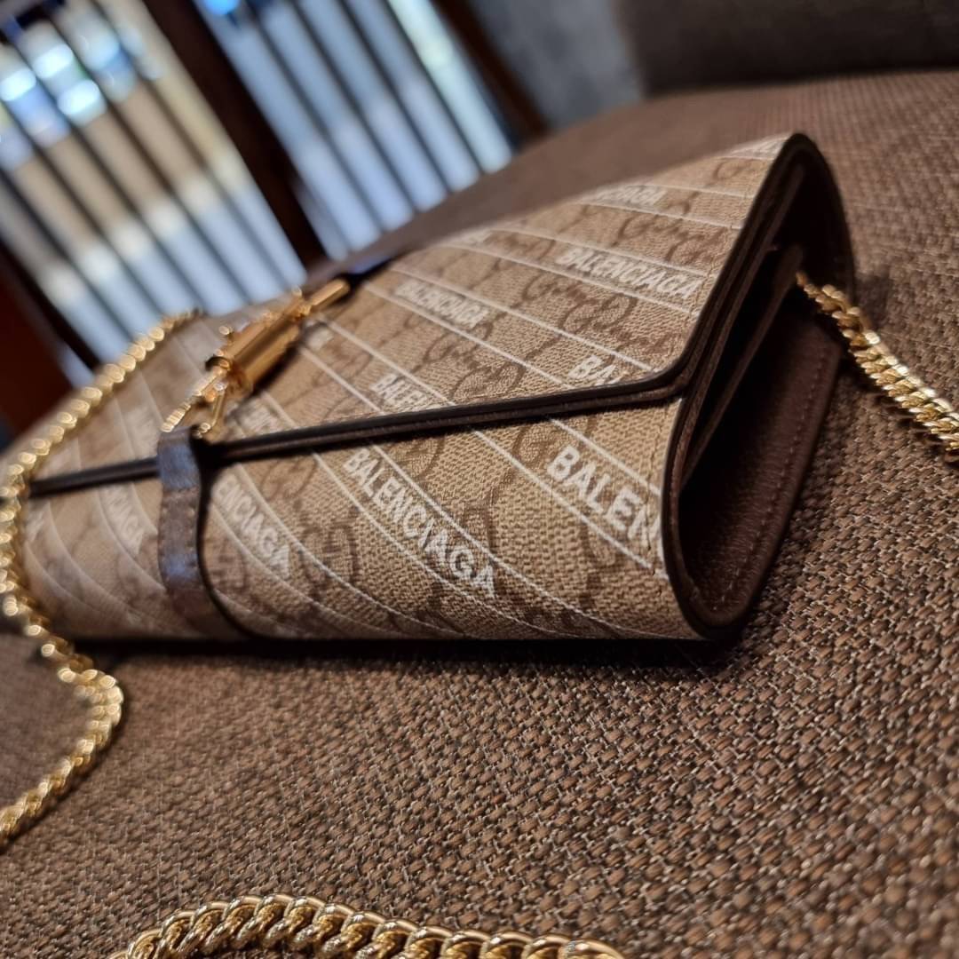 คลัชท์สุดหรูขึ้นแท่นต้องใบนี้เลย GG×Balenciaga woc bag กระเป๋าสะพาย crossbody เป็นคลัชท์ได้ในตัว ดีไซน์คลาสสิควินเทจ ดึงดูดและสะกดสายตาด้วยอะไหล่ดีเทลหรูของอะไหล่สีทอง วัสดุหนังแคนวาส ทนทาน ดูแลรักษาง่าย เปิด-ปิดด้วยอะไหล่เสียบล็อค ภายในแบ่งสัดส่วนลงตัวมา