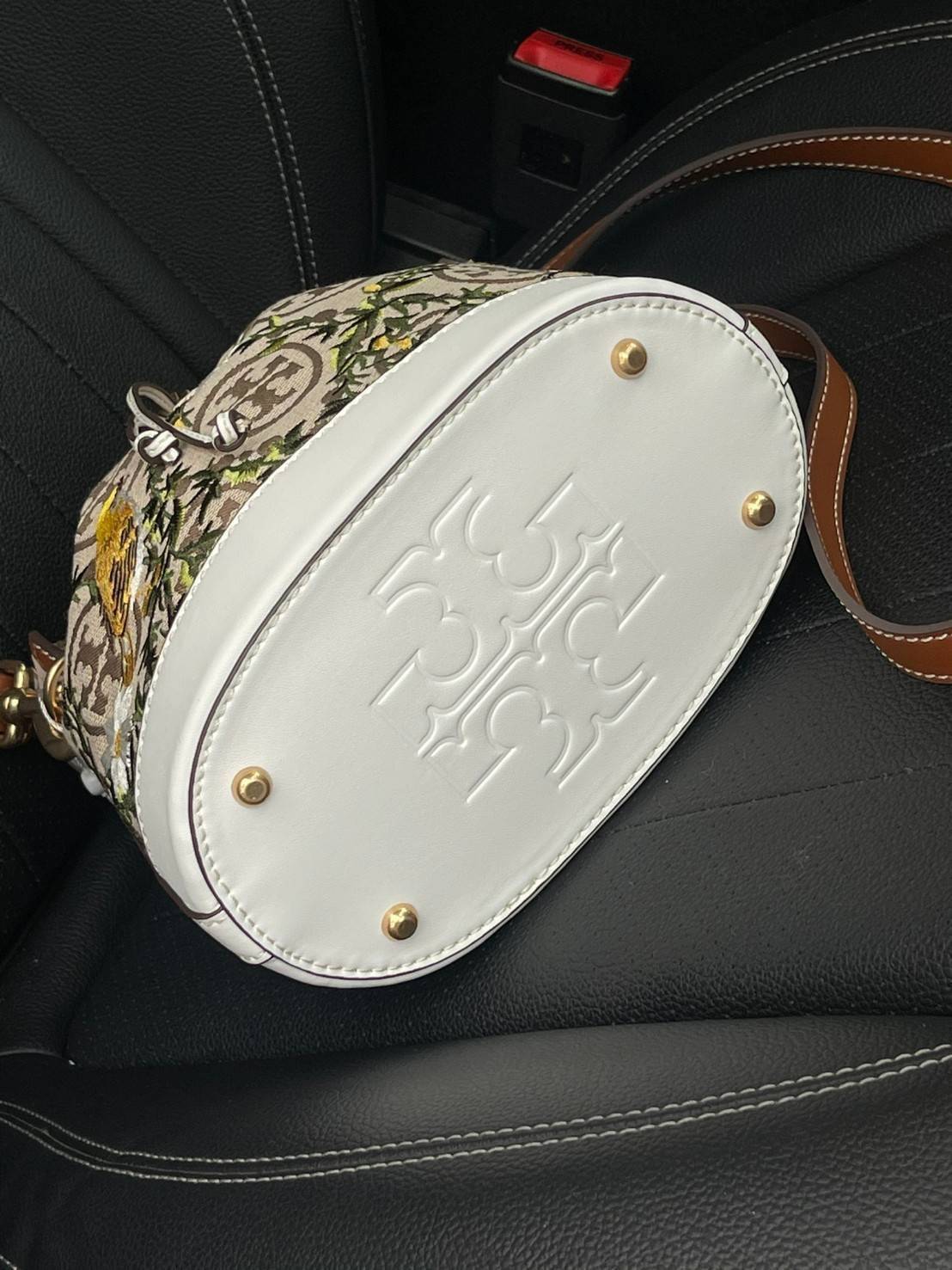 ของแท้ 💯% Tory burch t monogram jacquard embroidered bucket รุ่นใหม่ล่าสุดจาก TORY BURCH ครั้งแรกกับโมโนแกรม ที่ได้รับแรงบันดาลใจมาจากโลโก้สุดคลาสสิก