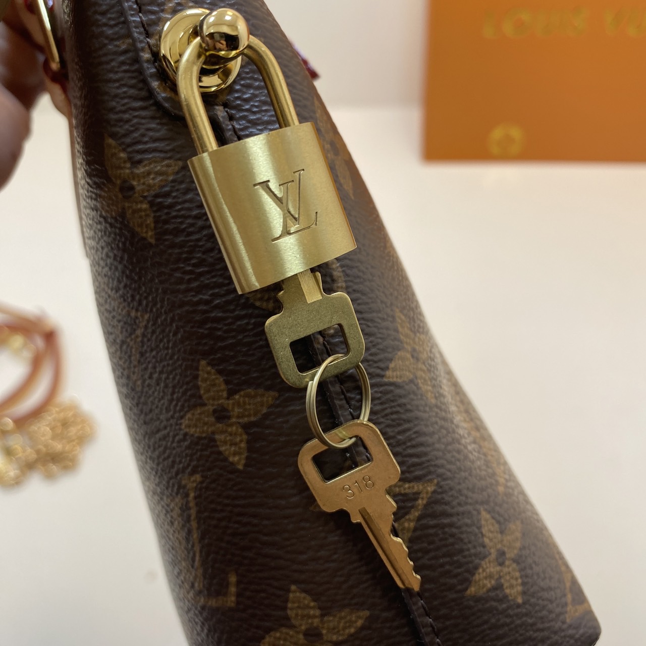 LV Lockit BB bag กระเป๋าถือทรงโท้ทวินเทจรุ่นยอดนิยม พร้อมสายโซ่และสายหนัง ปรับใช้งานได้หลายโอกาส สวยงามเป็นอมตะ เกรดออริ 1:1 ใช้งานต่างประเทศได้