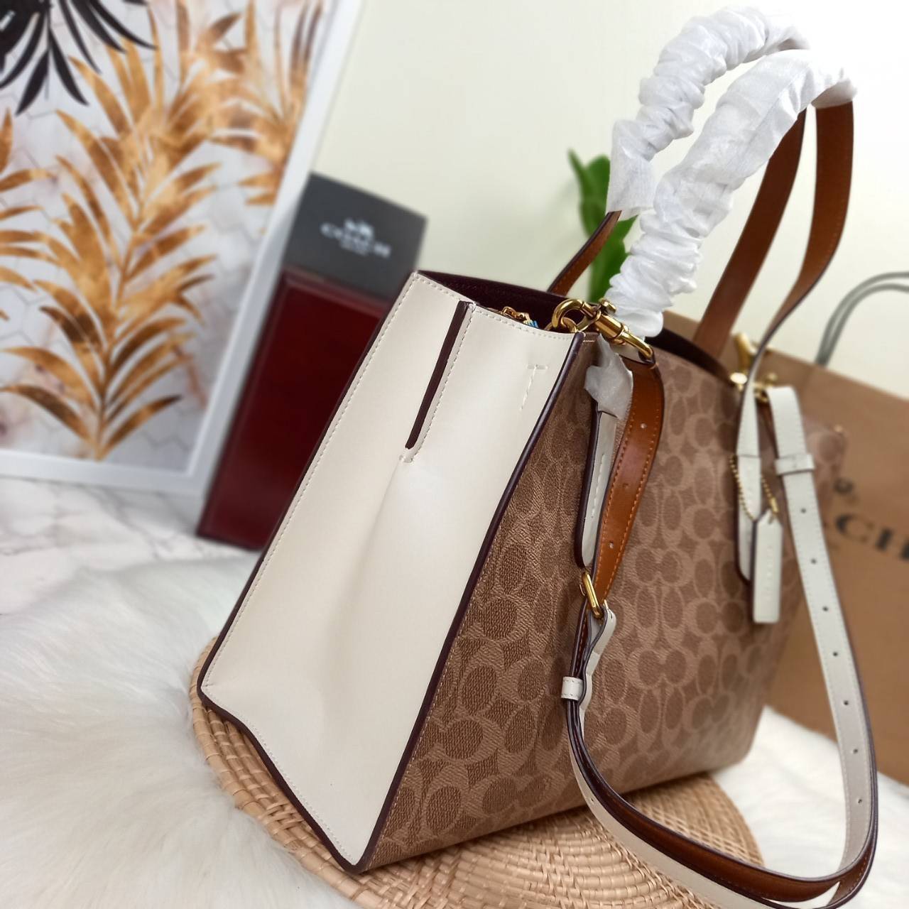 COACH CHARLIE CARRYALL IN SIGNATURE CANVAS (31210) ðšāđāļĢāļĩāļĒāļāļŦāļĢāļđ āļāļĨāļēāļŠāļŠāļīāļ//āļāļĢāļ°āđāļāđāļēāļāļ·āļ āļāļĢāļ°āđāļāđāļēāļŠāļ°āļāļēāļĒ āļāļĢāļ TOTE āļŠāļļāļāļŦāļĢāļđāļŦāļĢāļē āļāļĩāđāļāļāđāđāļāđ āđāļĄāđāļāļģāđāļ// āļ§āļąāļŠāļāļļāđāļāļāļ§āļēāļŠ āļāļŠāļĄāļŦāļāļąāļāđāļāđāļāļļāļāļ āļēāļāđāļĒāļĩāđāļĒāļĄ āļĢāļđāļāļāļĢāļāđāļāļāđāļāđāļ āļĨāļēāļĒ SIGNATURE āļŠāļ§āļĒāļĄāļēāļ// āļāđāļēāļāđāļāļĄāļĩ 2 āļāđāļāļāđāļĨāđāļāļāļ§āđāļēāļ āđāļĨāļ°āļāļĩāļ 1 āļāđāļāļāļāļīāļāļ