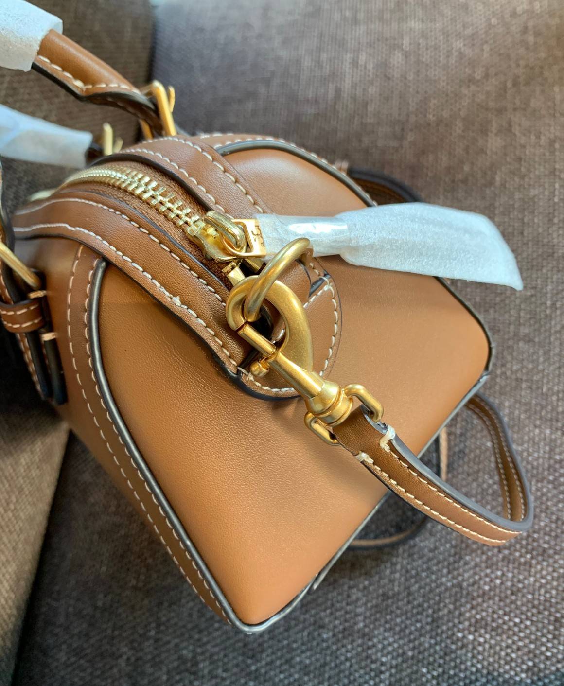 TORY BURCH T Monogram Color-block Barrel Duffle พร้อมส่งที่ไทย สวยก่อนใคร มี2ขนาด ไม่มีคือพลาดจร้าา😘 ✔️กระเป๋าทรงหมอน วัสดุหนังแท้ชั้นดีที่สุด หนังเรียบนิ่มสวย ✔️เปิดปิดกระเป๋าด้วยซิปคู่แบบมีหนังห้อย ภายในกว้างมากสำหรับไซด์นี้ หายห่ว