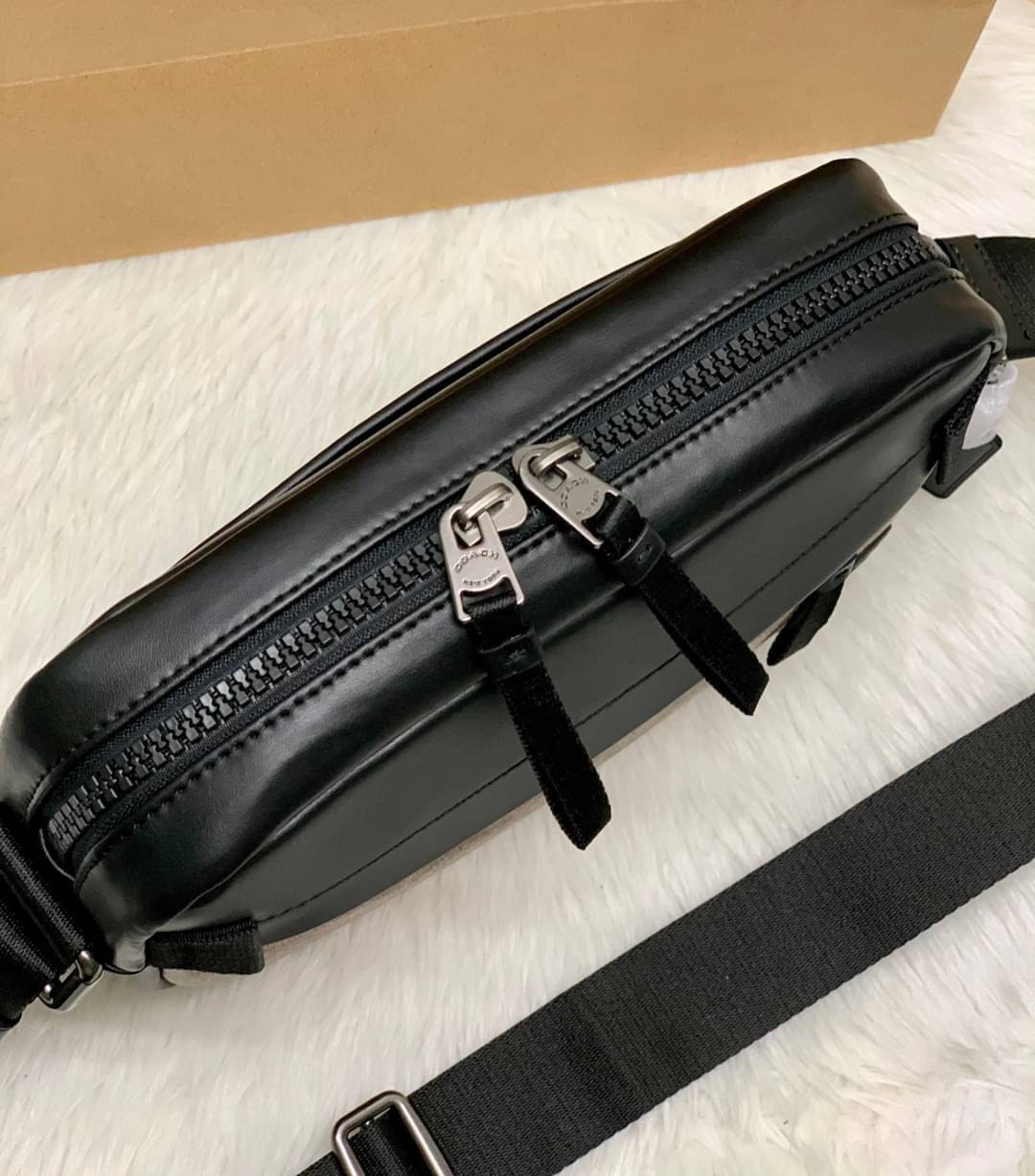 COACH EDGE CROSSBODY IN SIGNATURE CANVAS กระเป๋าสะพายครอสบอดี้ร์ วัสดุหนังแท้ หนังนิ่มอย่างดีค่ะ ด้านหน้ามีช่องซิปซ่อนให้หนึ่งช่อง เปิดปิดช่องหลักแบบซิปคู่ภายในกว้าง ใส่ของได้จุเลยนะคะ มีช่องซิปและช่องเล็กให้อีก2ช่อง;ด้านหลังกระเป๋าเป็นช่องโล่งใส่ของอีกช่