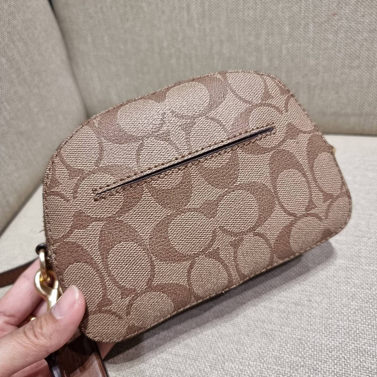 COACH 2628 MINI SERENA CROSSBODY IN SIGNATURE CANVAS ใหม่ที่สุด!! พร้อมส่งทุกสีเด็ด!! ย่อส่วนกระเป๋าสะพายคอลเลคชั่นยอดฮิต มินิเซเรนา ที่รับรองว่าน้องน่ารักม้ากกก!! ขนาดเล็กกุ๊งกิ๊ง แต่ดีเทลยิ่งใหญ่ วัสดุหนังแคนวาสเคลือบลาย เปิด-ปิดด้วยซิป สะดวกใช้ ภายในเป