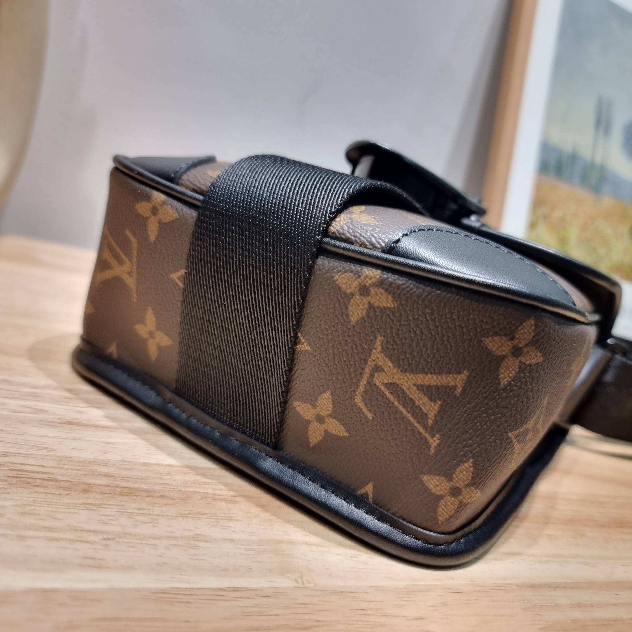 LV S-Lock Vertical wearable wallet กระเป๋าสะพายข้างสำหรับหนุ่มๆ LV crossbody bag ใหม่ล่าสุด ได้ชิคๆเท่ๆก่อนใคร ไม่ต้องรอพรีฯ ราคาดีวัสดุหนังแคนวาสคุณภาพดี ดีไซน์ดูแพง