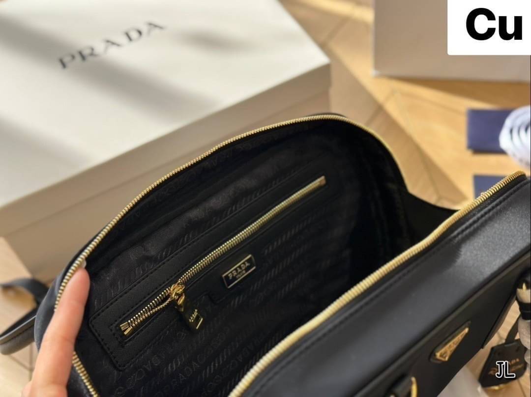 PRADA Re-Edition 1978 medium Re-Nylon two-handle bag กระเป๋าสะพายไหล่ทรงคลาสสิค ไอเท็มสุดปัง ที่ฮิตตลอดกาลไม่ว่าจะปีไหนๆ เหมาะเป็น everyday bag มากๆ