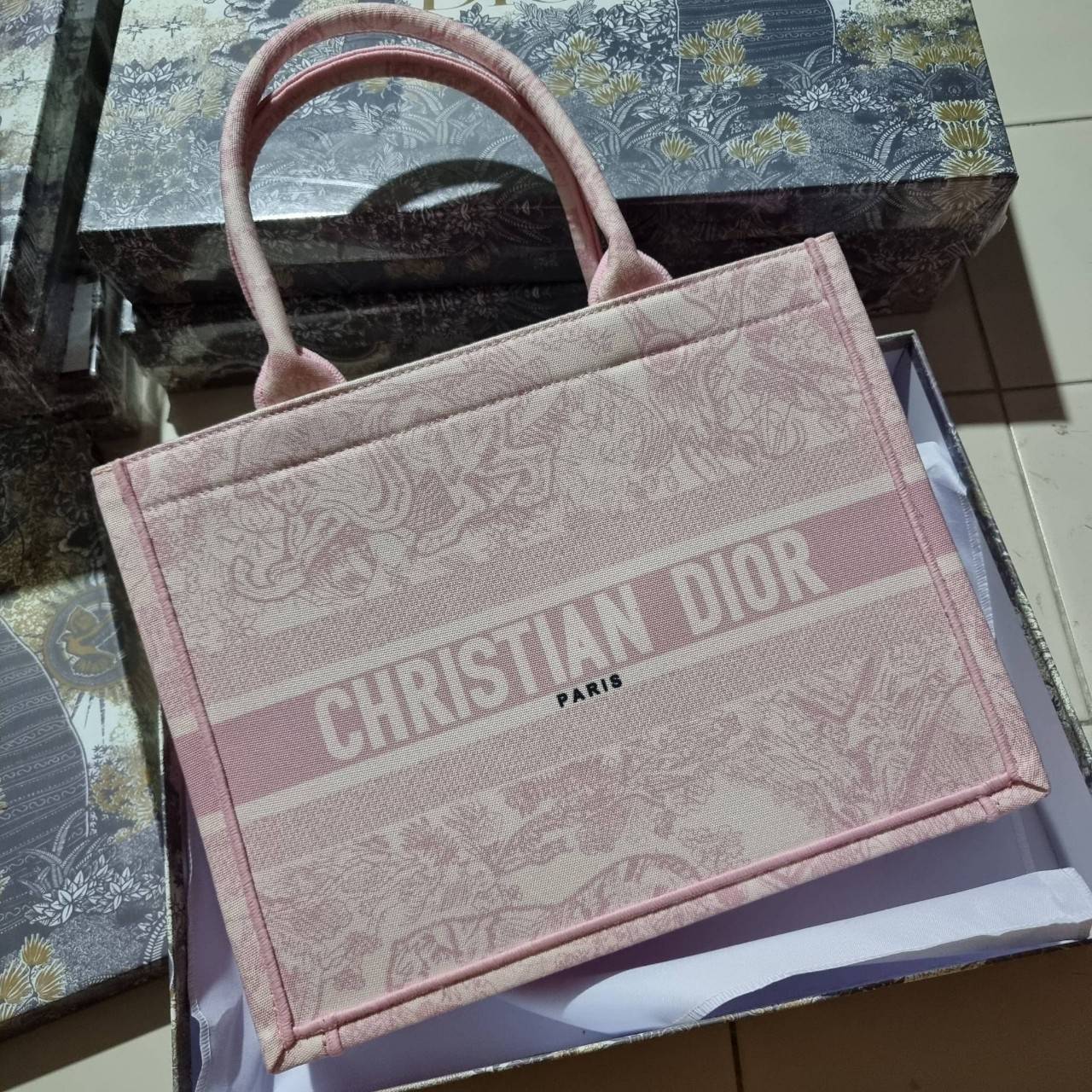 VIP 】HOT ARRIVAL!! DIOR CD SHOPPING BAG WITH GWP กระเป๋าทรงช้อปปิ้งใบใหญ่ จุใจ!! พรีเมี่ยมกิ๊ฟรุ่นดับเบิ้ลฮอต ดีไซน์คลาสสิควินเทจ สวยหรู วัสดุผ้าแคนวาสลายกราฟฟิค ภายในโล่งกว้างมากๆ ใส่ของจุสุดๆ โน้ตบุ้ค ไอแพด กระเป๋าสตางค์ มือถือ หรือเสื้อผ้ายังได้ สะพายค