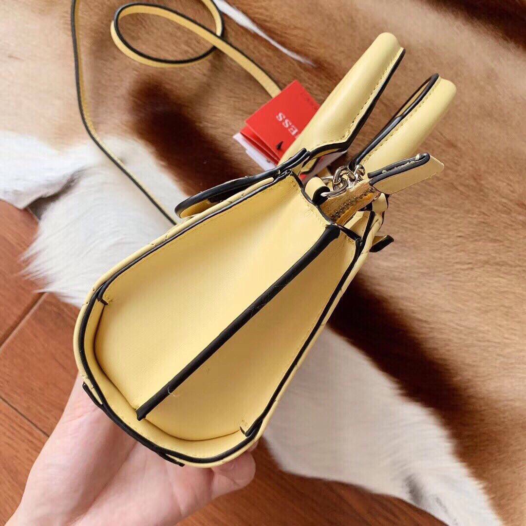 GUESS ELLIANA QUILTED MINI SATCHEL BAG กระเป๋าสะพายรุ่นยอดนิยม วัสดุ PU คุณภาพดี นิ่ม น้ำหนักเบาด้านหน้าประดับด้วยโลโก้แบรนด์สุดหรู เปิดปิดกระเป๋าด้วยซิปสะดวกใช้ ด้านในกว้างมีช่องซิปสำหรับใส่ของ ใส่มือถือได้ทุกรุ่น ซับในลายแบรนด์ สายสะพายหนังเลื่อนปรับระด